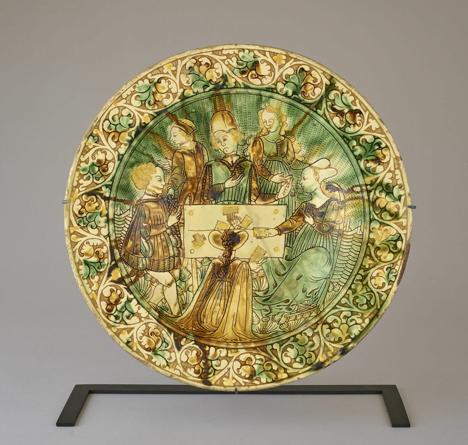 Plat circulaire : joueurs de tarots