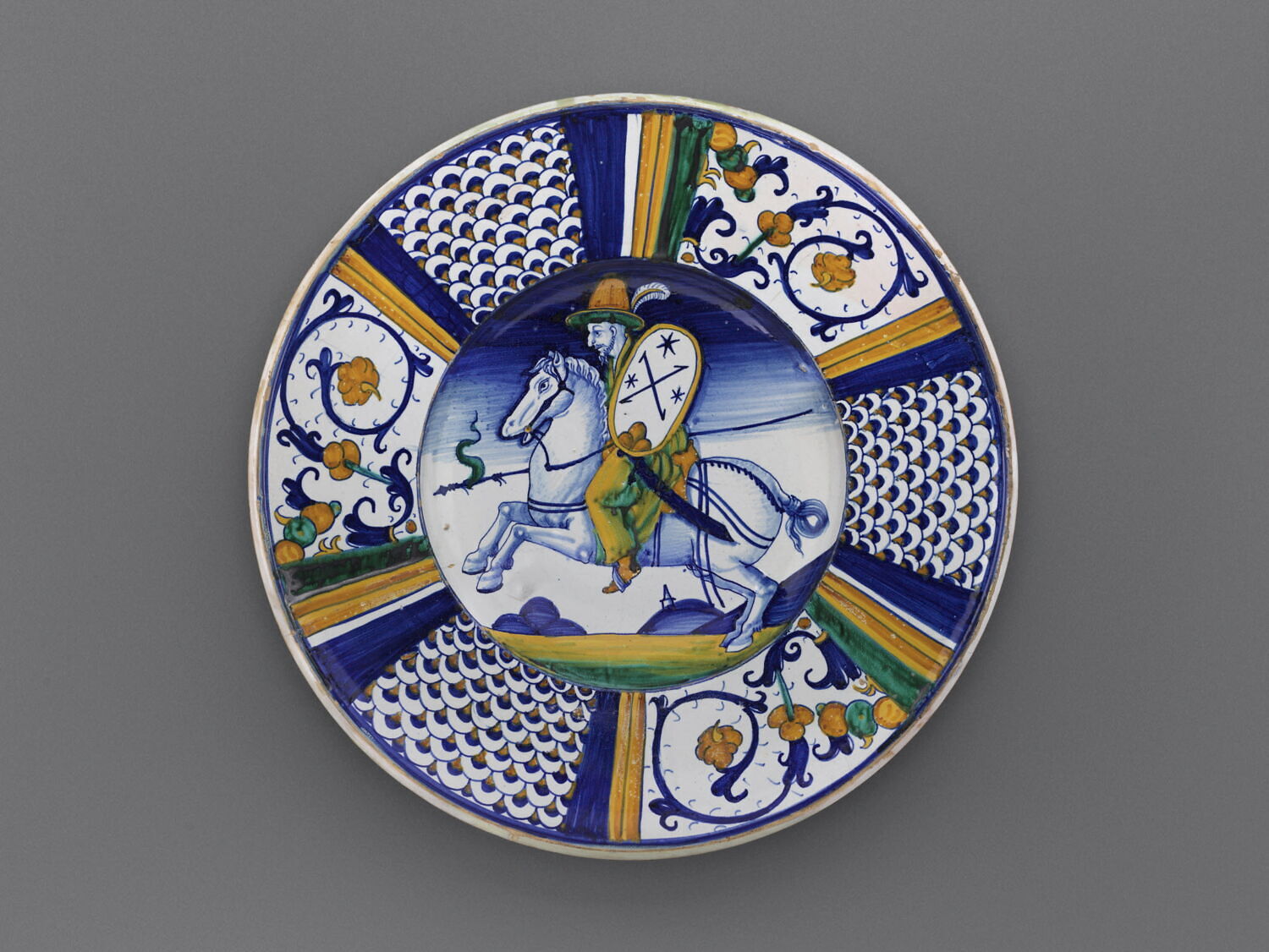 Plat rond : cavalier ; armoiries sur le bouclier