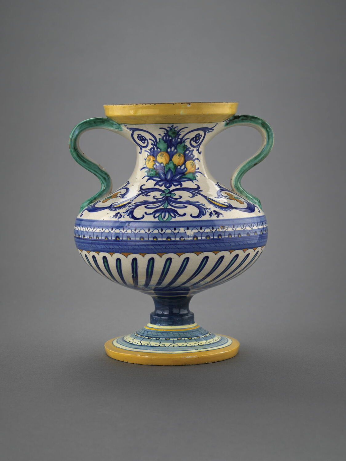 Vase à pied et à deux anses