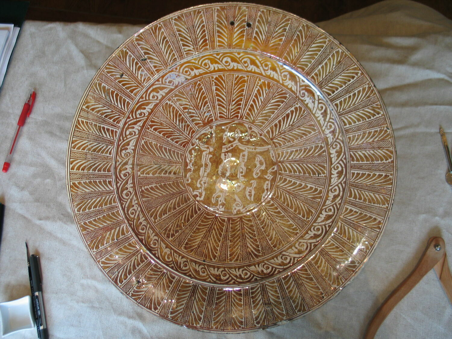 Grand plat rond : christogramme "IHS"