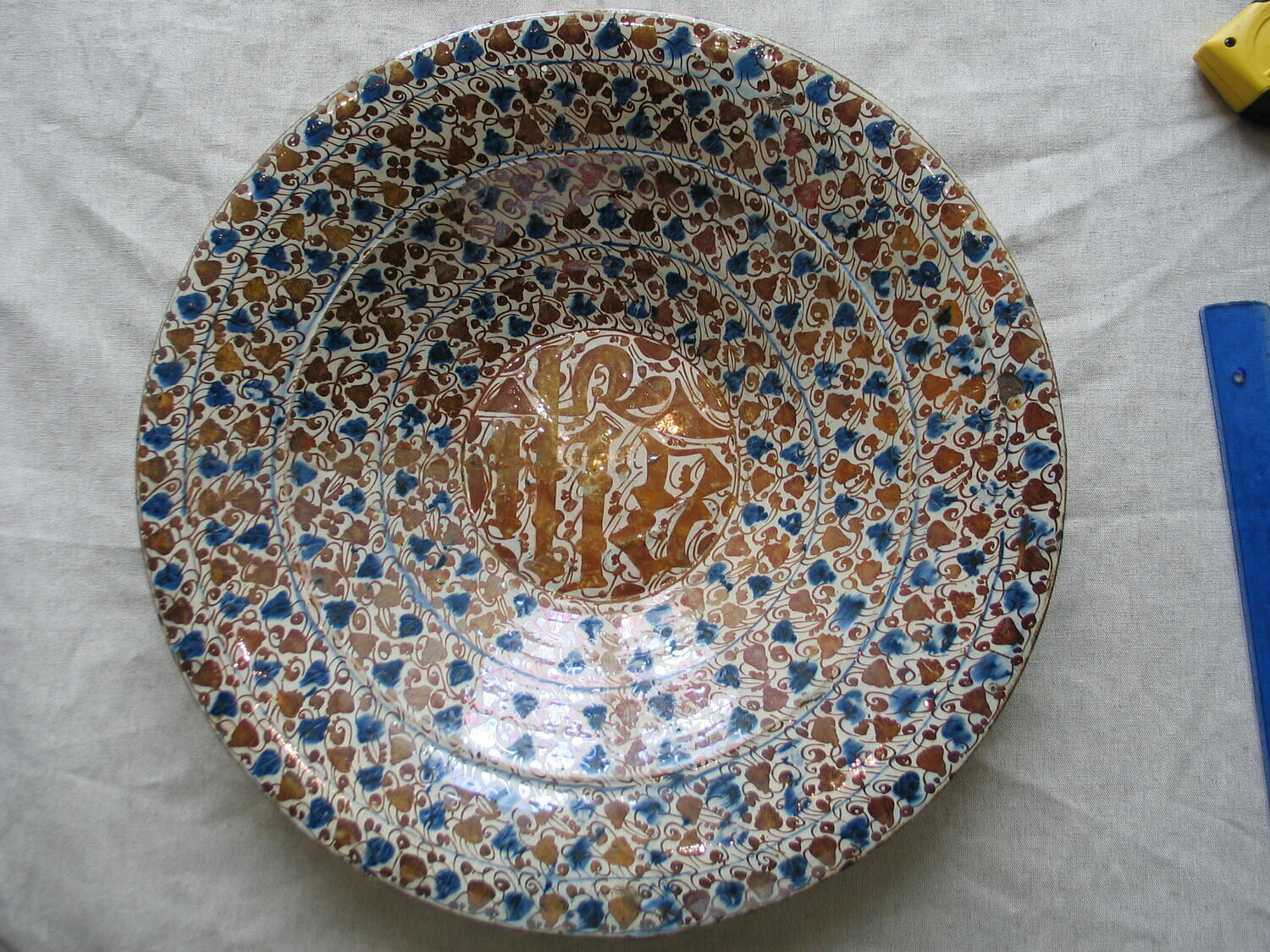 Grand plat rond : christogramme "IHS"