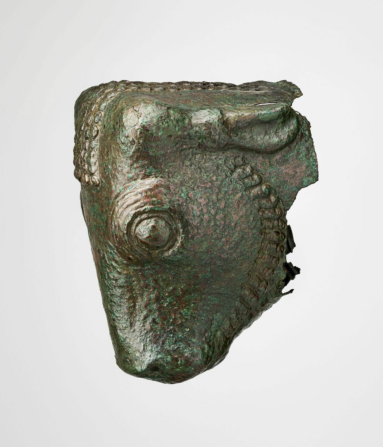 Décor de meuble : tête de boviné, Néo-assyrien (1e moitié Ie mill) (-911 - -604)