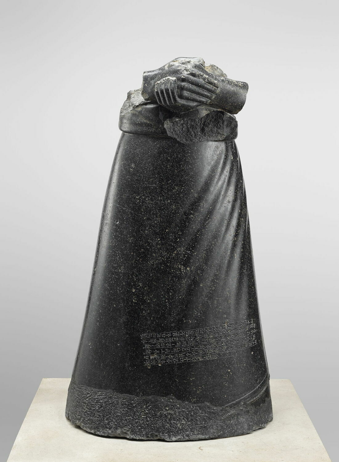 statue du roi Manishtusu, Akkad : Manishtusu (Statue apportée de la ville d'Akkad à Suse, en butin de guerre au XIIe s av. J. - C. (Dynastie des Shutrukides. 1190-1155 av. J.-C.)) et Dynastie des Shutrukides : Shutruk-Nahhunte I (-2269 - -2255 et -1190 - -1155)