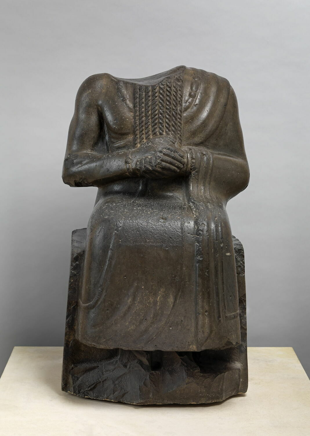 Statue : homme assis, Dynasties amorites (fin IIIe mill ; début IIe mill) (-2000 - -1800)
