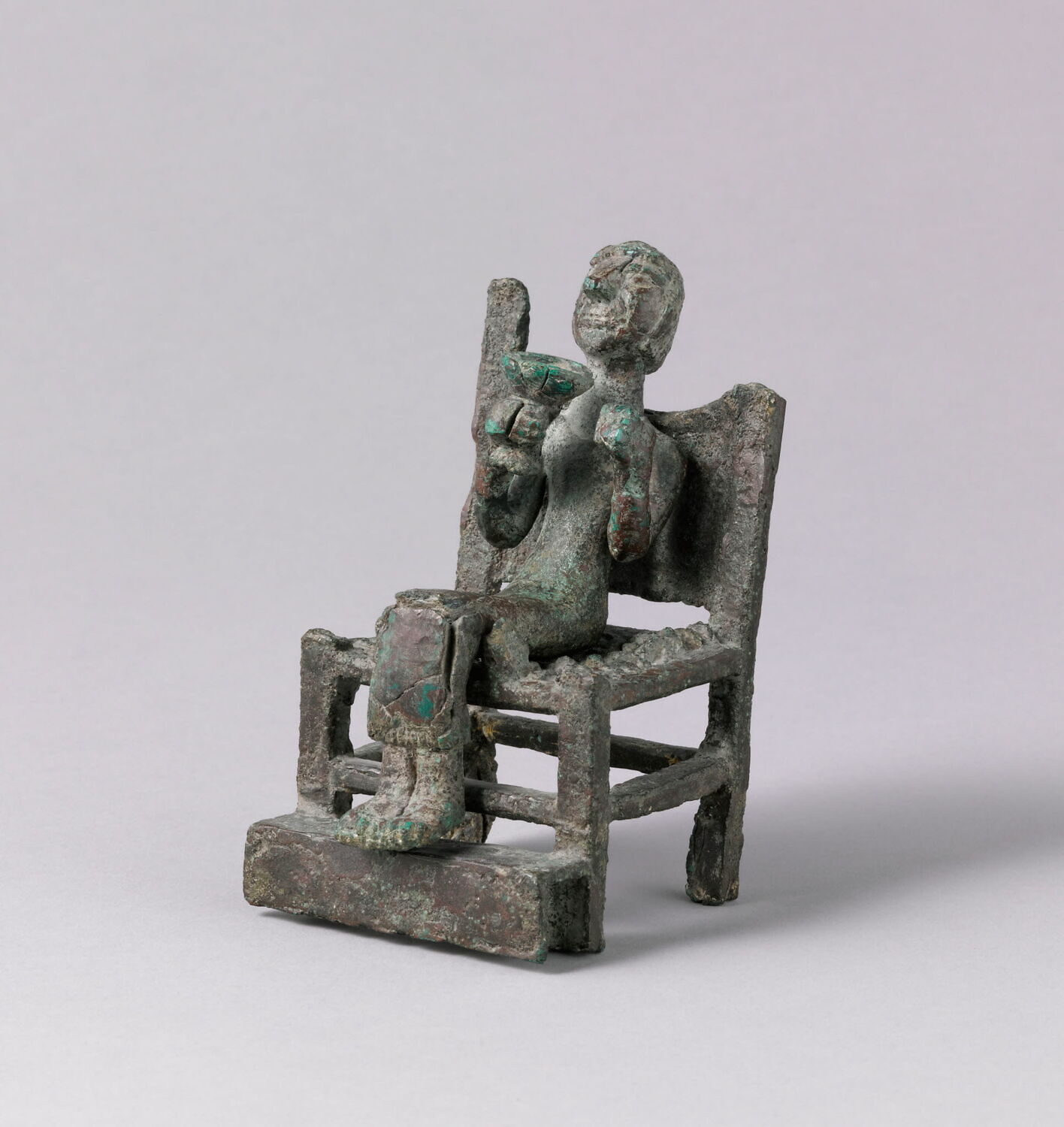 modèle, Chypriote récent III (Le trône et une autre statuette (aujourd'hui à Nicosie), ont été retrouvés sur le dernier sol de réoccupation d'Enkomi. Sous ce sol, une couche de destruction recouvrait un sol du 12e siècle dans lequel se trouvait la statuette AM 2191) (-1230 - -1050)