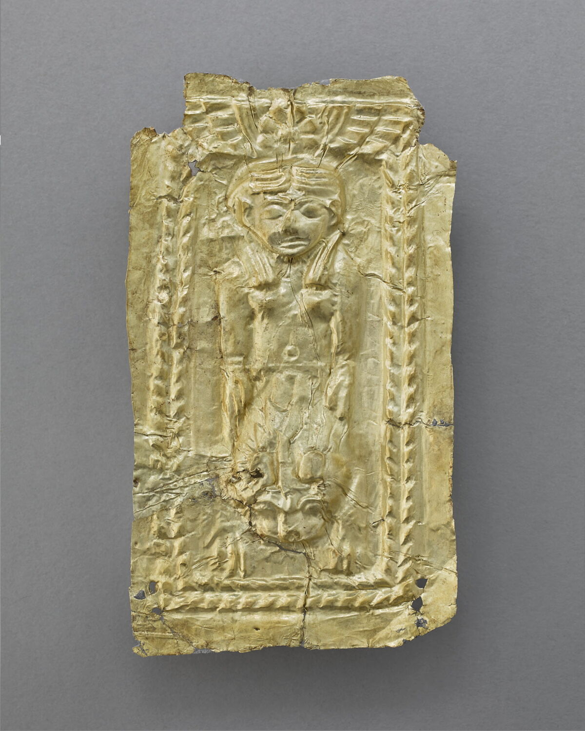Plaque en or : déesse nue montée sur un lion, Chypro-archaïque I (-750 - -600)