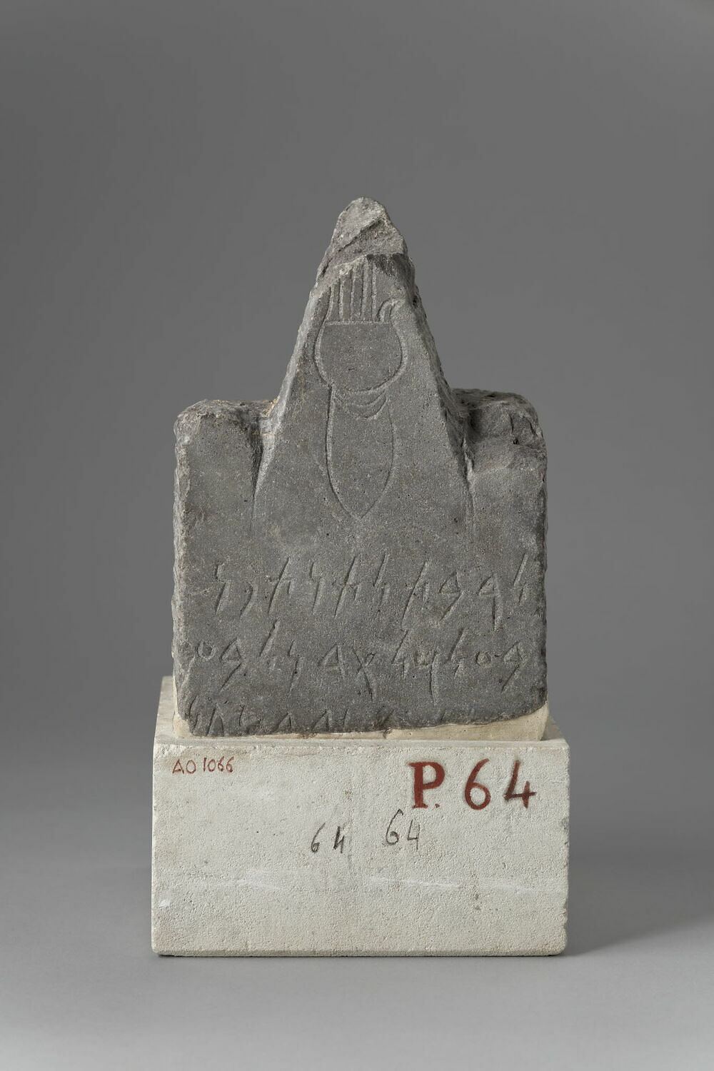 Fragment de stèle votive, Punique (milieu IIIe s) (-300 - 200)