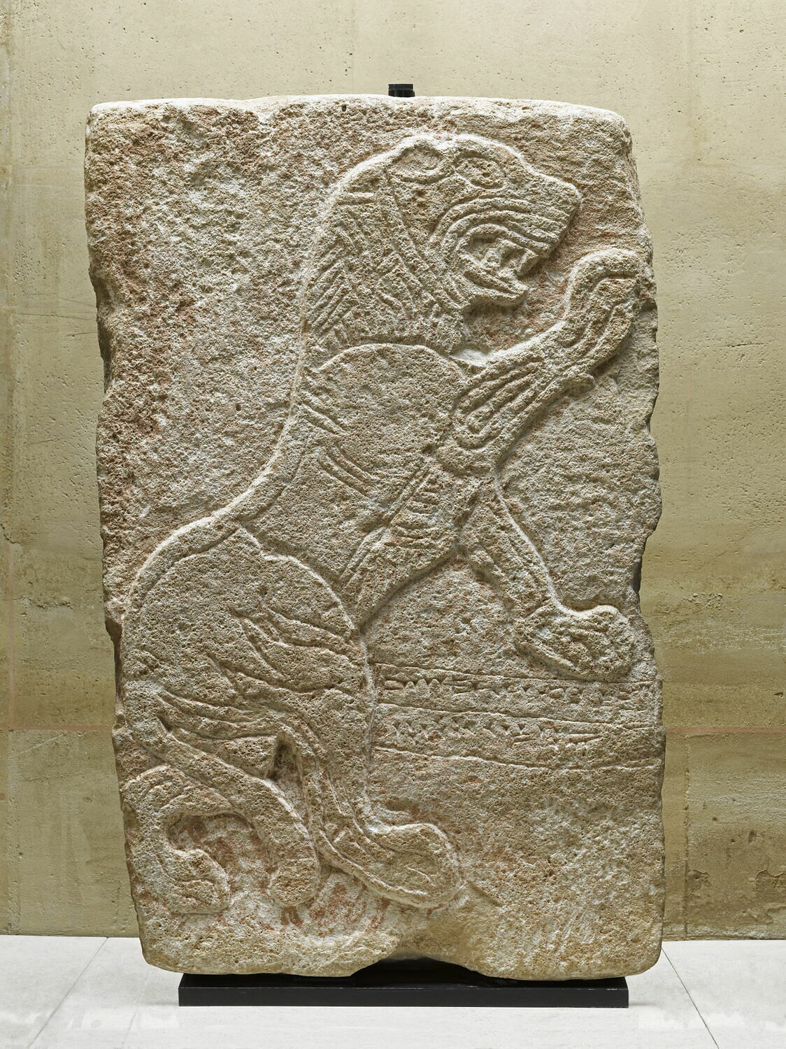 Orthostate : lion cabré, Néo-hittite (contexte de fouilles) (-1000 - -700)