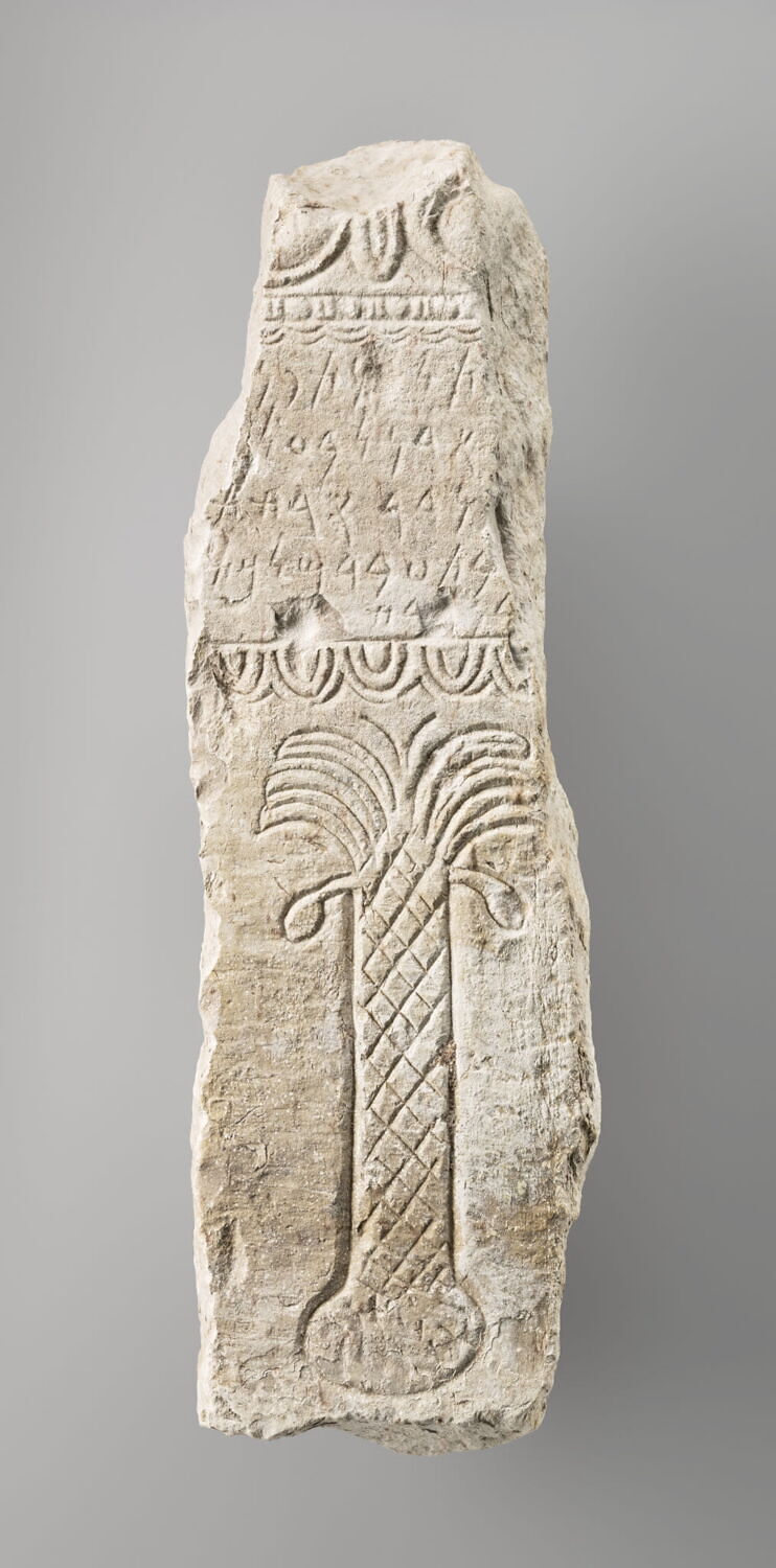Fragment de stèle votive, IIIe s. av. J.-C. (milieu IIIe s) (-260 - -240)