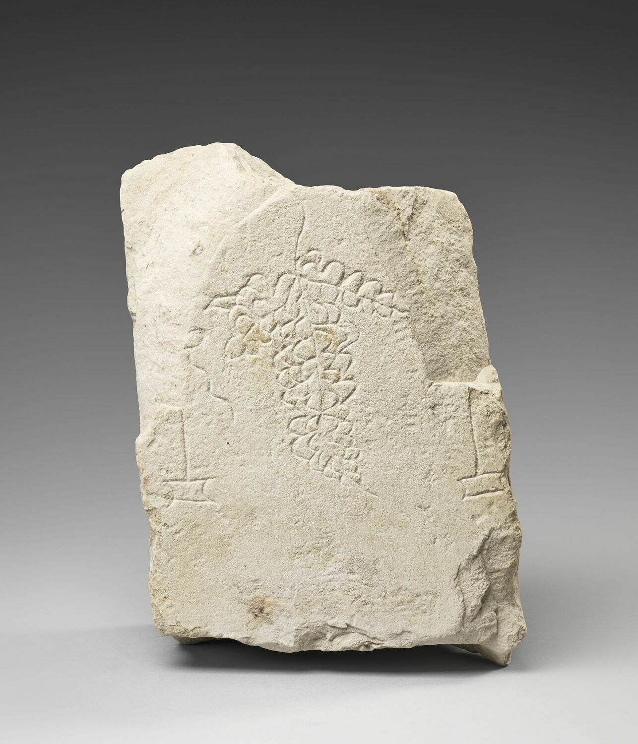 Fragment de stèle votive, IIIe s. av. J.-C. (4e quart IVe s ; IIIe s) (-325 - -200)