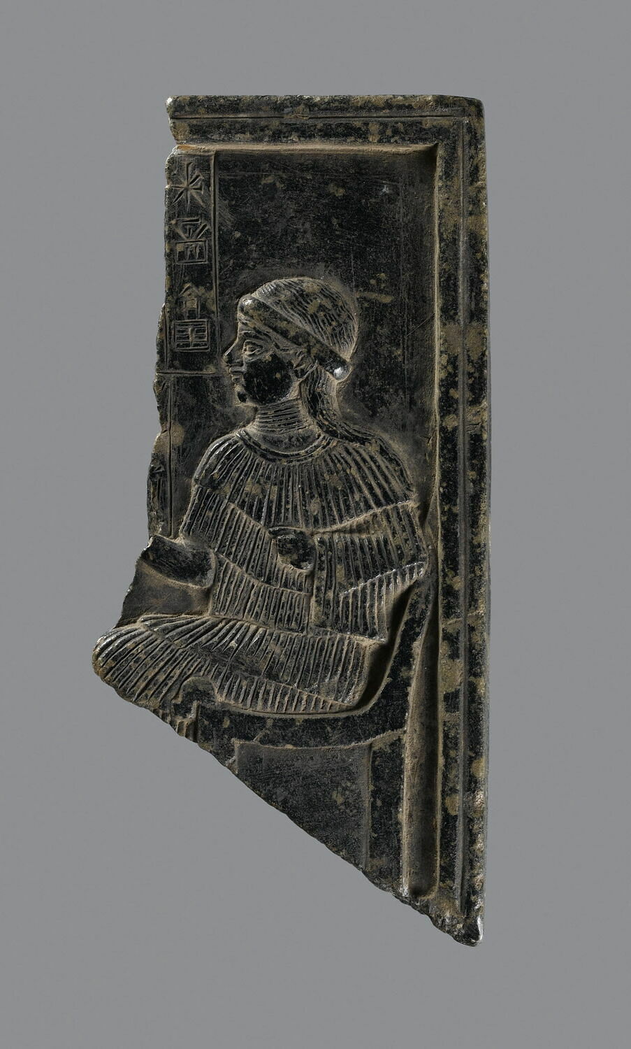 Fragment de bas-relief : prêtresse (?), Néo-sumérien (XXIIe s ; XXIe s) (-2250 - -2000)