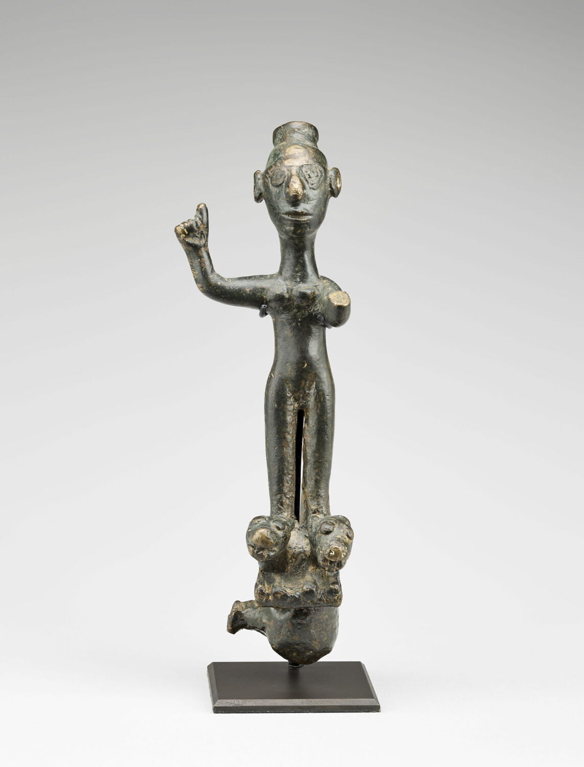 Statuette : déesse nue portée par deux lions