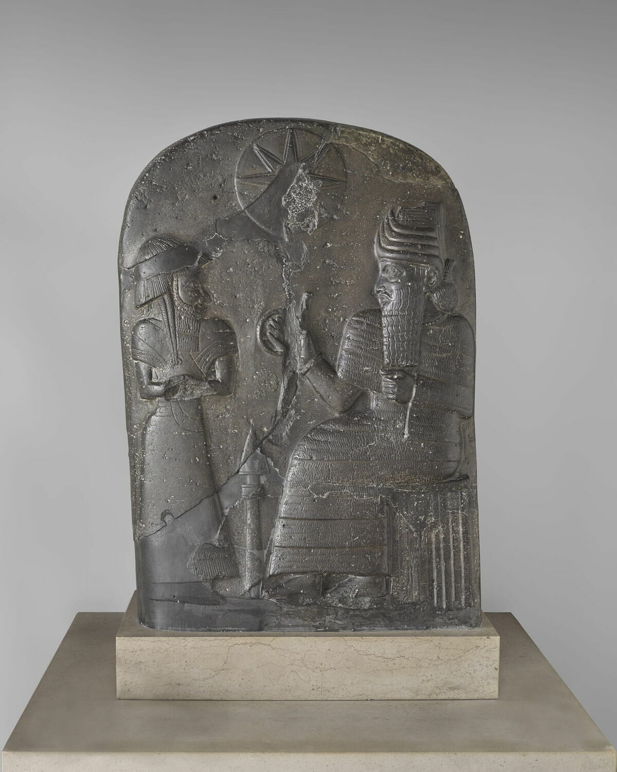 Stèle : souverain et divinité, Kassite = Médio-babylonien (La stèle originelle est datée du XIIe s ; l'altération exécutée à Suse pourrait être successive à la saisie de la stèle (XIIe s à la période Médio-élamite) ou plus tardive (VIIIe s, cf. U. Seidl 1965) à la période Néo-élamite) (-1595 - -1155)