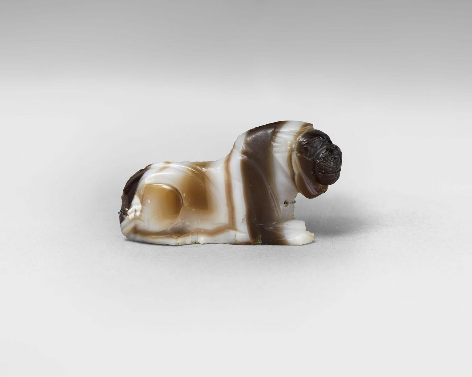 Figurine : lion, élément d'incrustation, Médio-élamite (Appartient à un lot d'objets réunis au XIIe siècle avant J.-C. ; il s'agit probablement d'une partie du butin de guerre rapporté par Shutruk-Nahhunte I et ses fils et voués dans un temple susien) (-1500 - -1100)