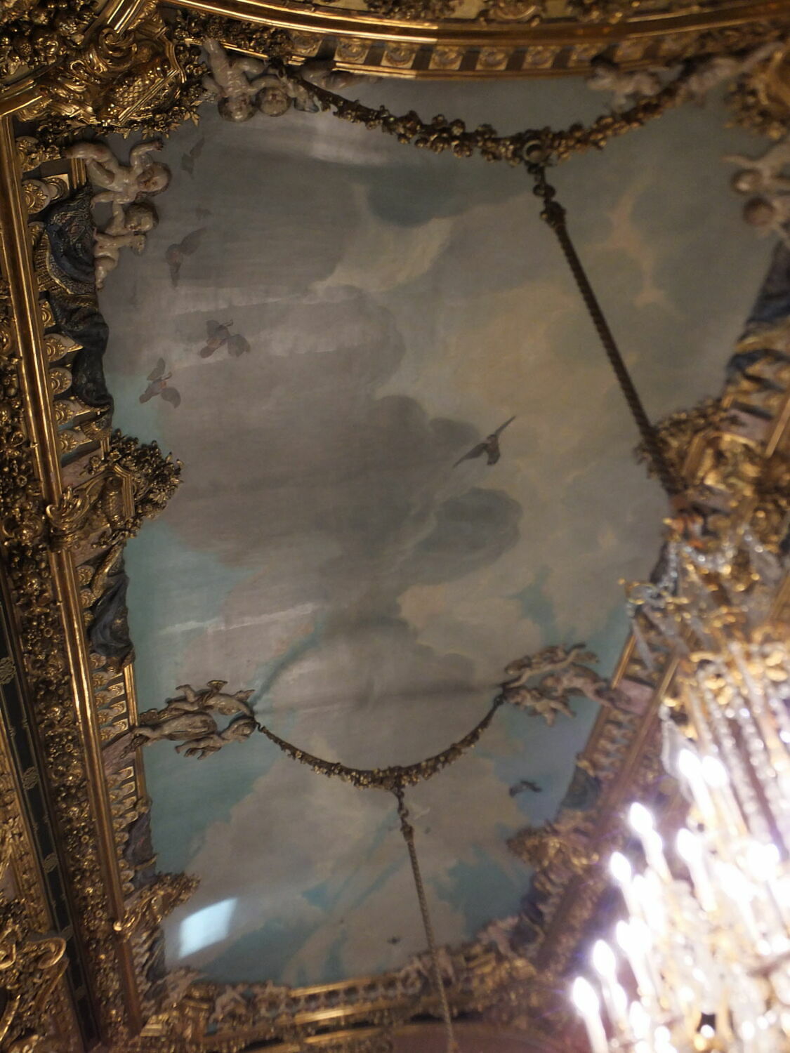 Plafond : ciel avec vol d'oiseaux