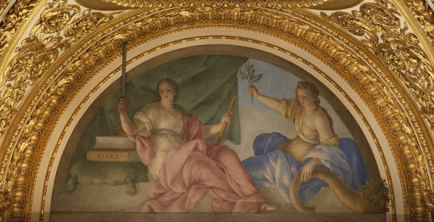 Plafond : Salle des Antonins - La Justice et l'Abondance, au dessus de la corniche, côté est au centre, Romanelli, Giovanni Francesco, 2e quart du XVIIe siècle (1625 - 1650)