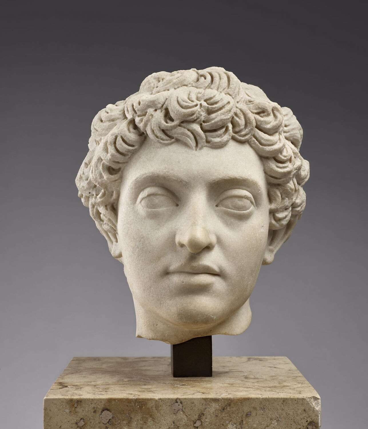 Tête de Marc Aurèle jeune, romain impérial

Date de création/fabrication : 2e quart IIe s. ap. J.-C. (vers 139)