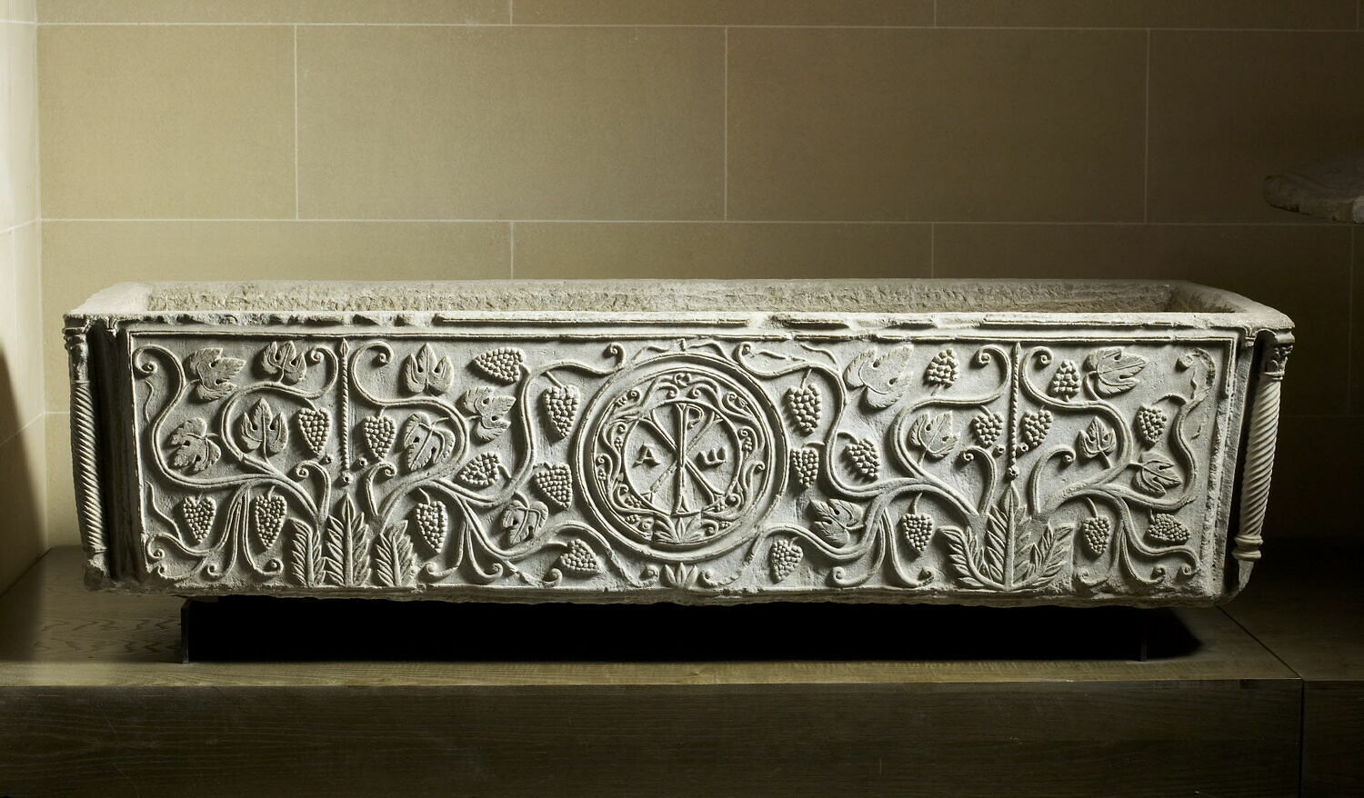 sarcophage de Saint Drausin, antiquité tardive ; chrétien

Date de création/fabrication : 2e moitié Ve s. ap. J.-C. ; 4e quart VIe s. ap. J.-C. (2e moitié ve s. ap. J.-C. d'après Christern-Briesenick ; 2e moitié VIe s. ap. J.-C. d'après Baratte et Metzger) (vers 450 - 550)
