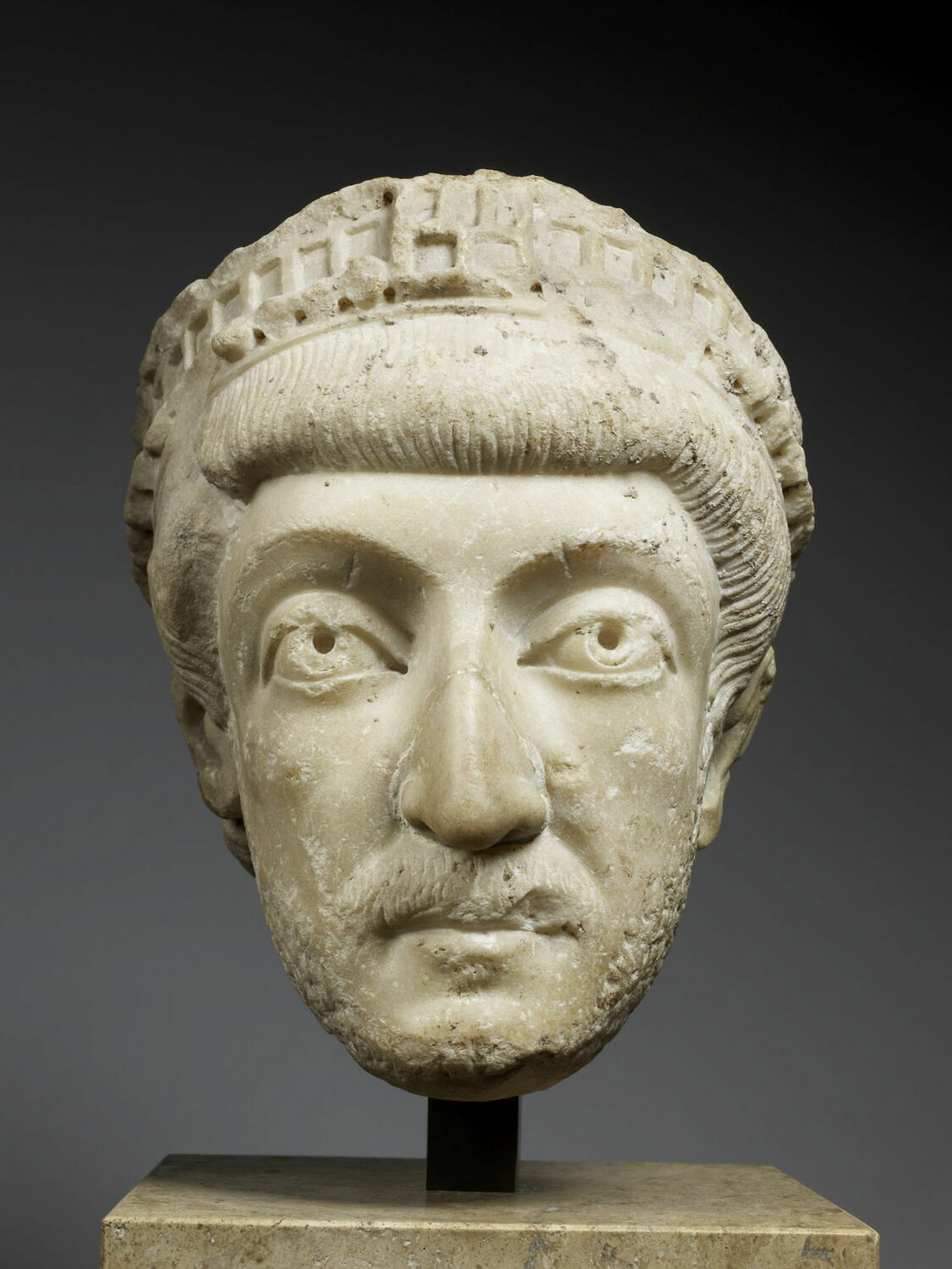 Tête d'empereur, antiquité tardive ; byzantin

Date de création/fabrication : 2e quart Ve s. ap. J.-C. (425 - 450)
