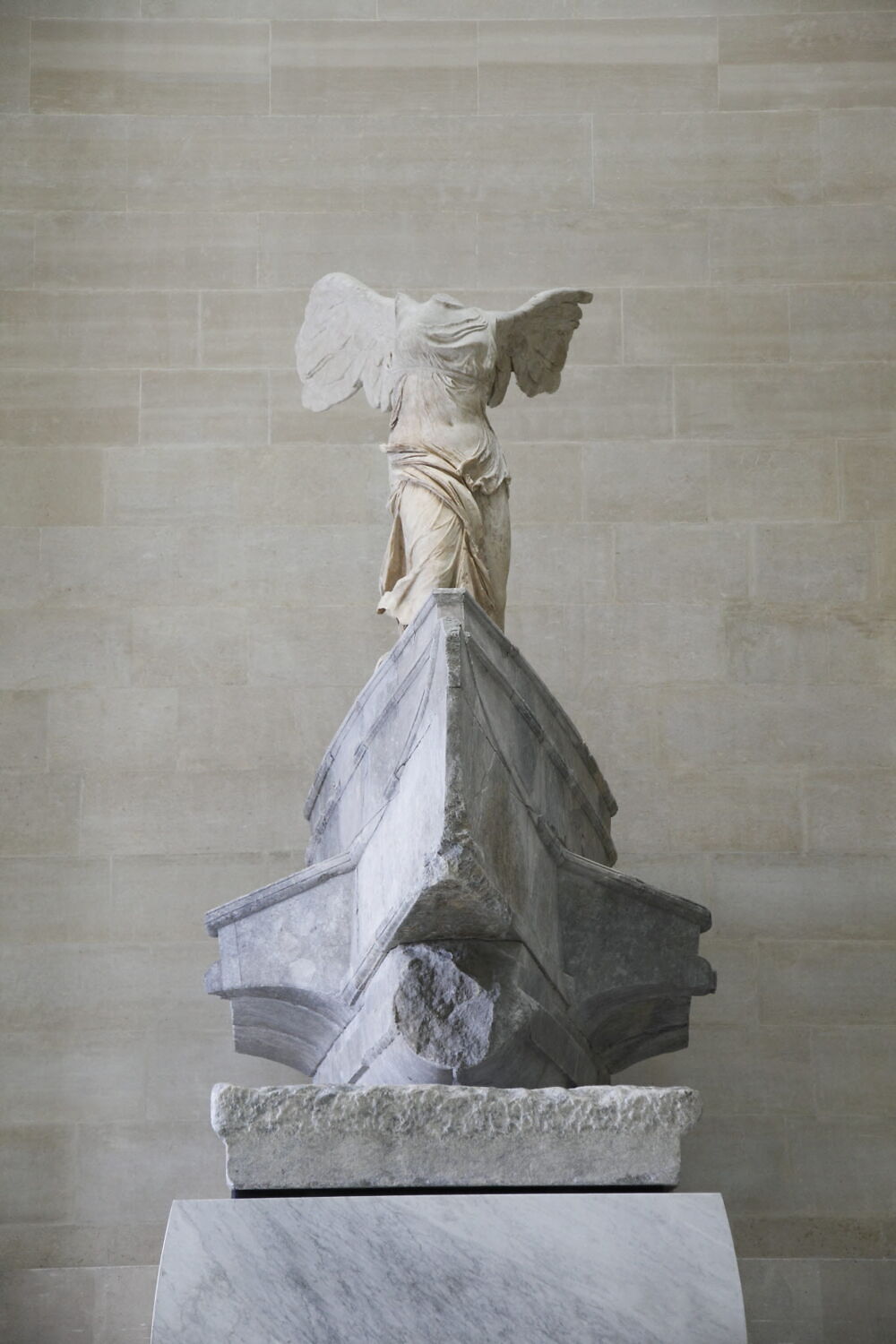 Statue De La Victoire De Samothrace Au Louvre statue ; base de statue ; Victoire de Samothrace - Louvre Collections