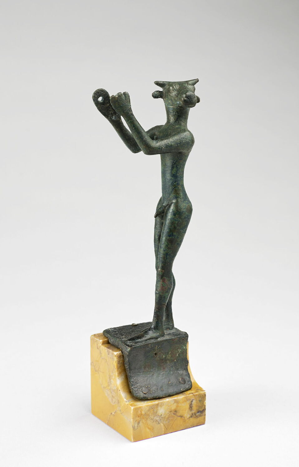 statuette ; anse de trépied, géométrique récent

Date de création/fabrication : 4e quart VIIIe s. av. J.-C. (fin du 4e quart) (-710 - -700)