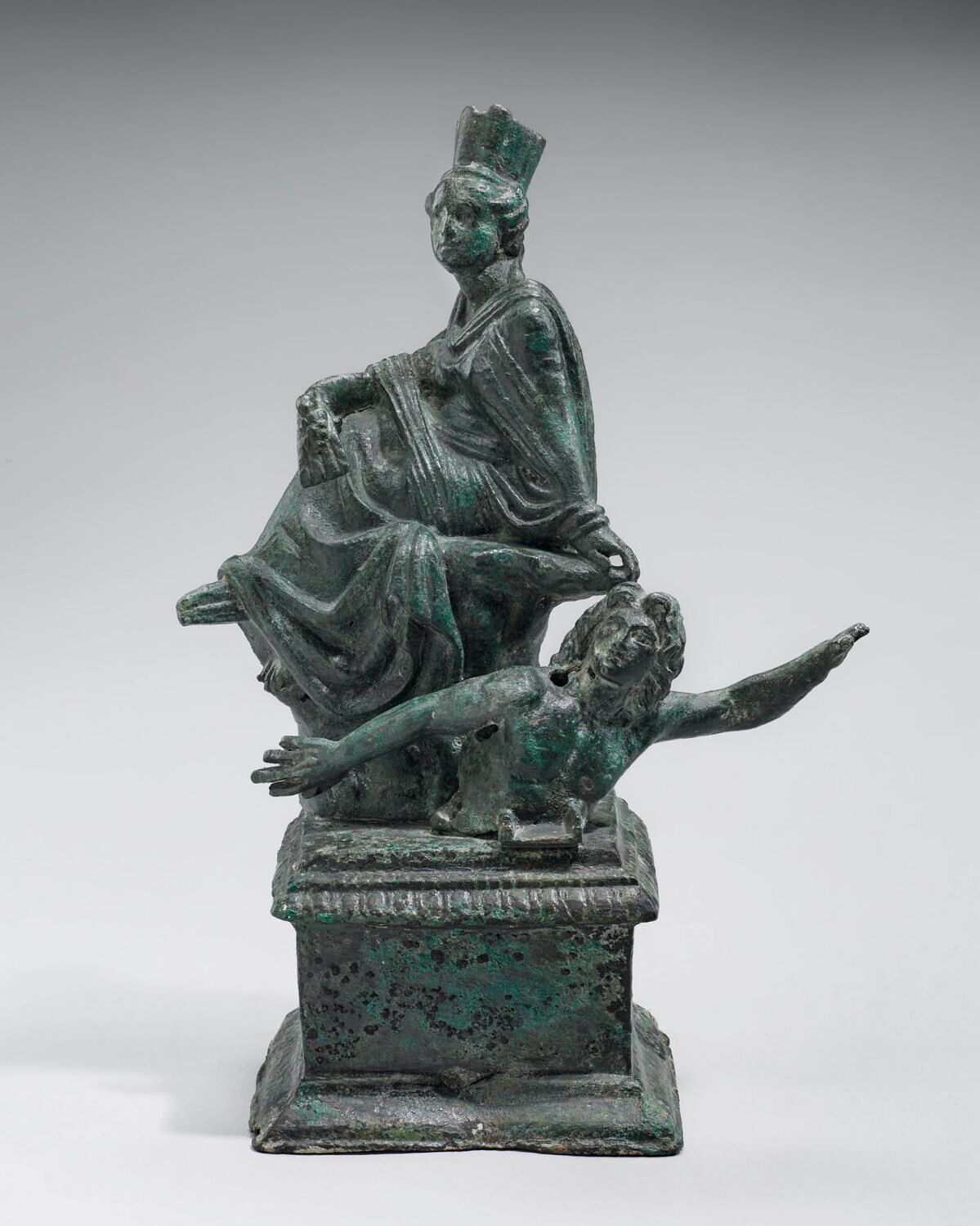 groupe de statuettes, hellénistique ; romain impérial

Date de création/fabrication : Ie s. av. J.-C. (hellénistique tardif : Tyché d'après Meyer) et 2e moitié IIe s. ap. J.-C. (époque romaine : Oronte d'après Meyer) (-100 - 0 et 150 - 200)