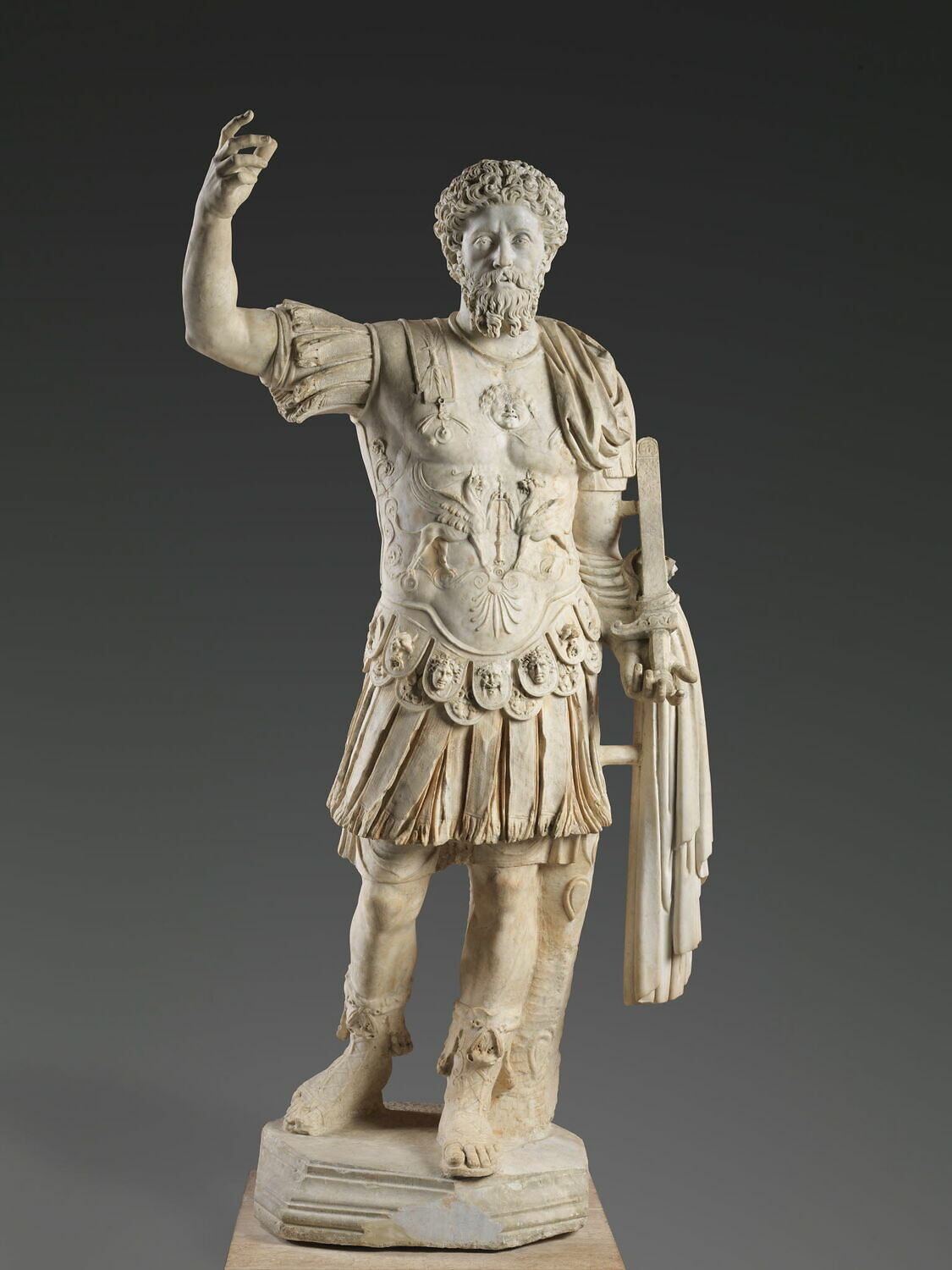 Statue de Marc Aurèle cuirassé, romain impérial

Date de création/fabrication : 4e quart Ie s. ap. J.-C. (époque flavienne (corps,  d'après Wegner) ; époque moderne  (tête de Marc Aurèle)) (75 - 100)