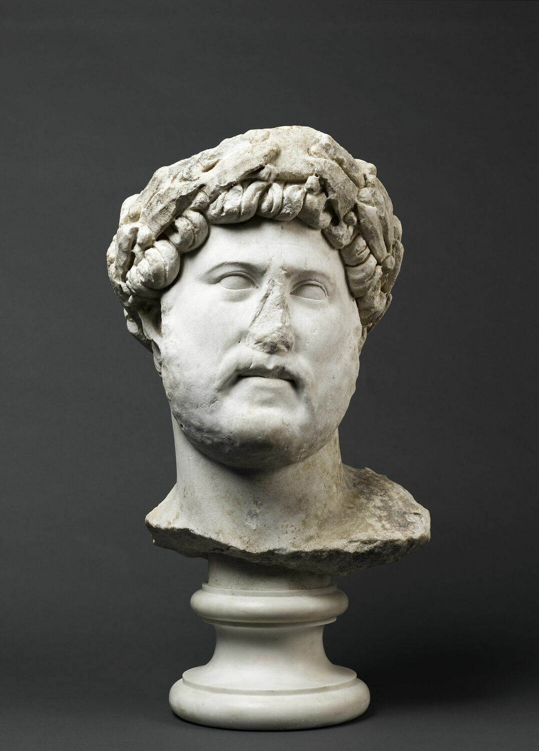 statue, romain impérial

Date de création/fabrication : 2e quart IIe s. ap. J.-C. (vers 129 - 130)