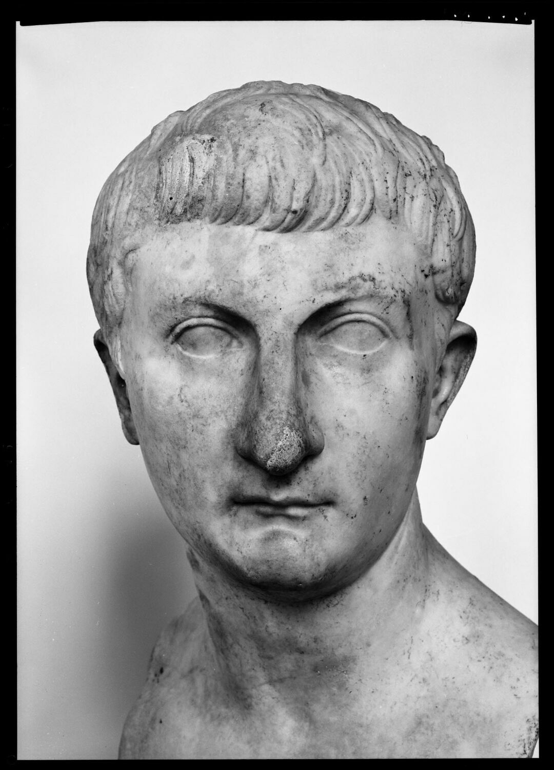 statue, romain impérial

Date de création/fabrication : 1e quart Ie s. ap. J.-C. (fin) (après 21)
