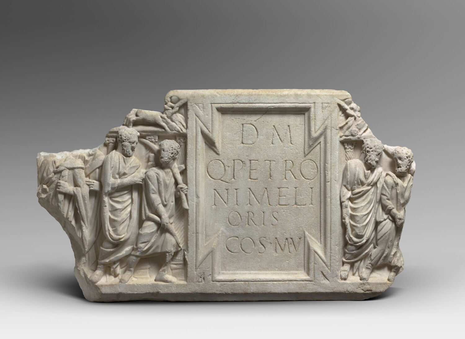 couvercle de sarcophage, romain impérial

Date de création/fabrication : 2e quart IIIe s. ap. J.-C. ; 3e quart IIIe s. ap. J.-C. (fin ; debut) (vers 250)