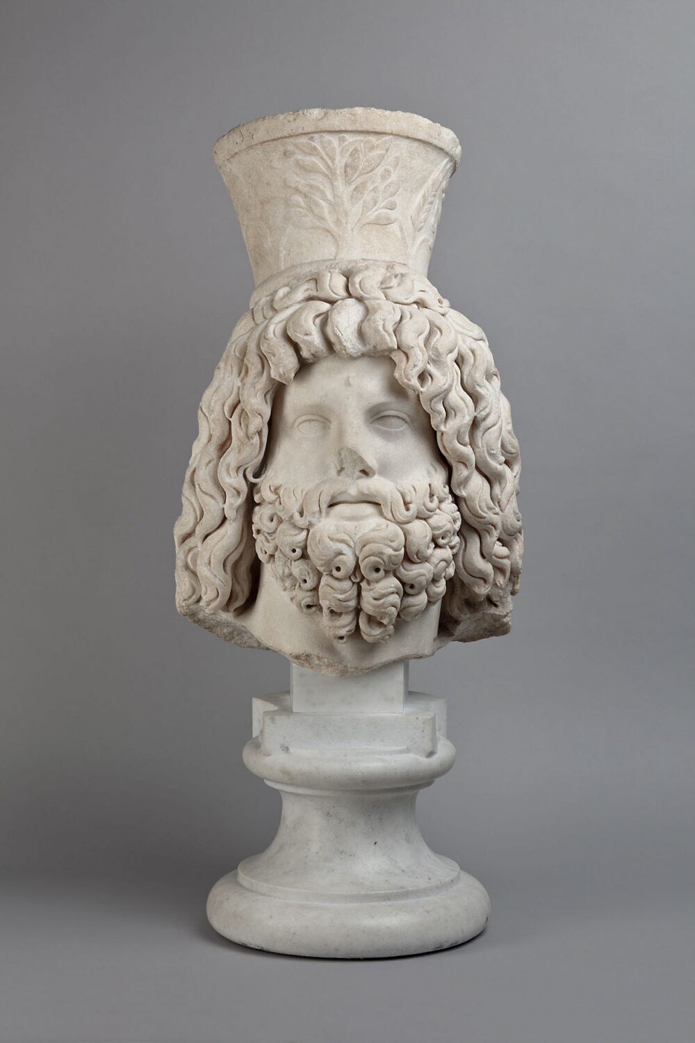 Tête de Sarapis, romain impérial

Date de création/fabrication : 4e quart IIe s. ap. J.-C. ; 1e quart IIIe s. ap. J.-C. (d'après "Rome la cité et l'empire") (bibliographie/travail de référence) (175 - 225)