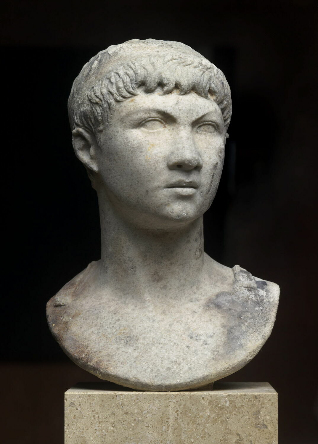 statuette en buste, romain impérial

Date de création/fabrication : 1e quart Ie s. av. J.-C. ; 1e quart Ie s. ap. J.-C. (vers 10-5 av. J.-C. d'après Landwehr ; vers 5-15 ap. J.-C. d'après Fittschen) (vers -10 - 15)