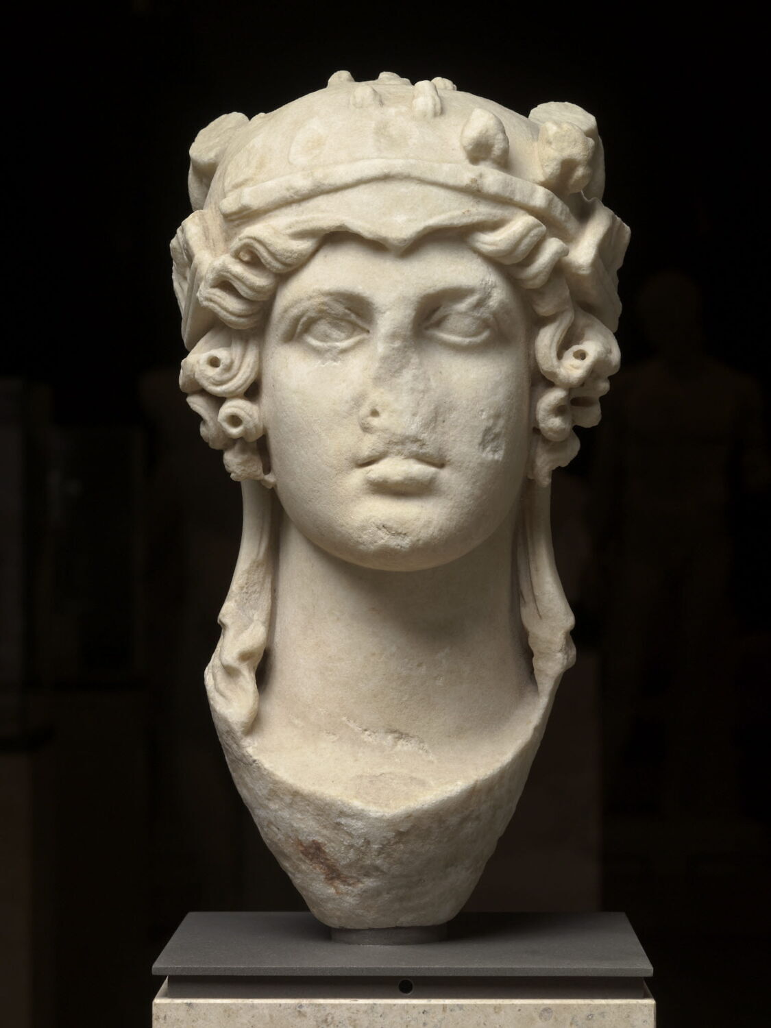 statue, romain impérial

Date de création/fabrication : 2e quart IIe s. ap. J.-C. ; 3e quart IIe s. ap. J.-C. (125 - 175)