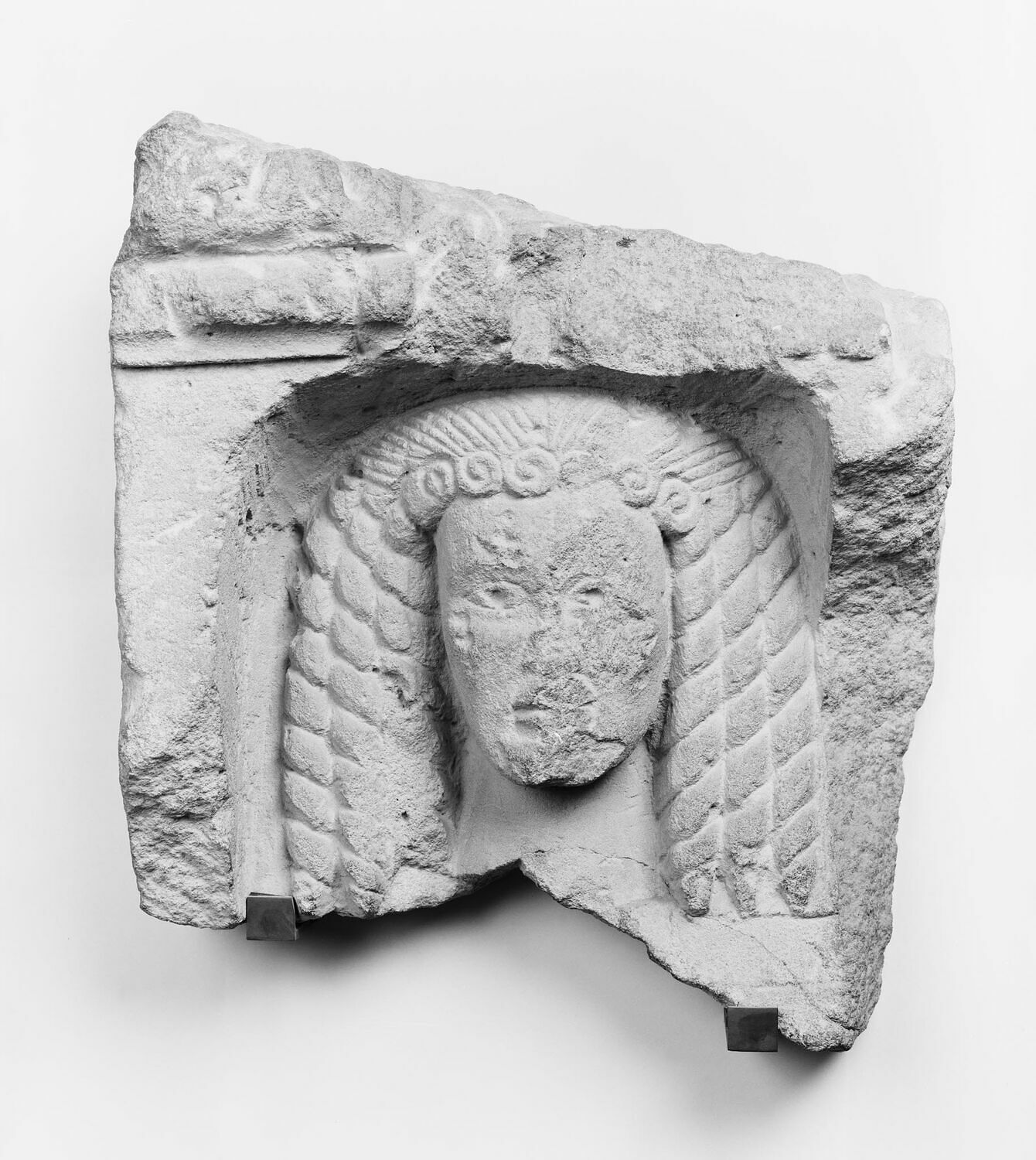stèle  ; relief, orientalisant

Date de création/fabrication : 4e quart VIIe s. av. J.-C. (?) ; 1e quart VIe s. av. J.-C. (?) (datation incertaine ; ,fin) (vers -580)