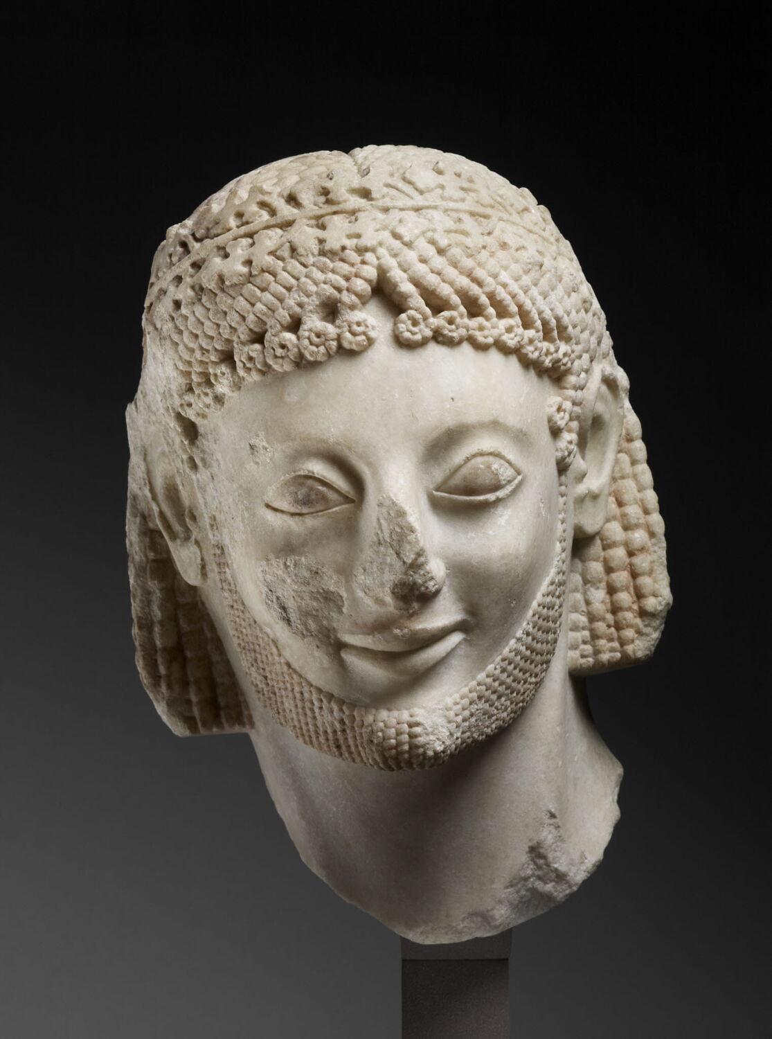 Tête du cavalier Rampin, archaïque

Date de création/fabrication : 2e quart VIe s. av. J.-C. ; 3e quart VIe s. av. J.-C. (550  av. J.-C. d'après Rolley ; 550-540  av. J.-C. d'après Holtzmann ; 550  av. J.-C. d'après Triantis ; fin ; debut) (vers -560 - -540)