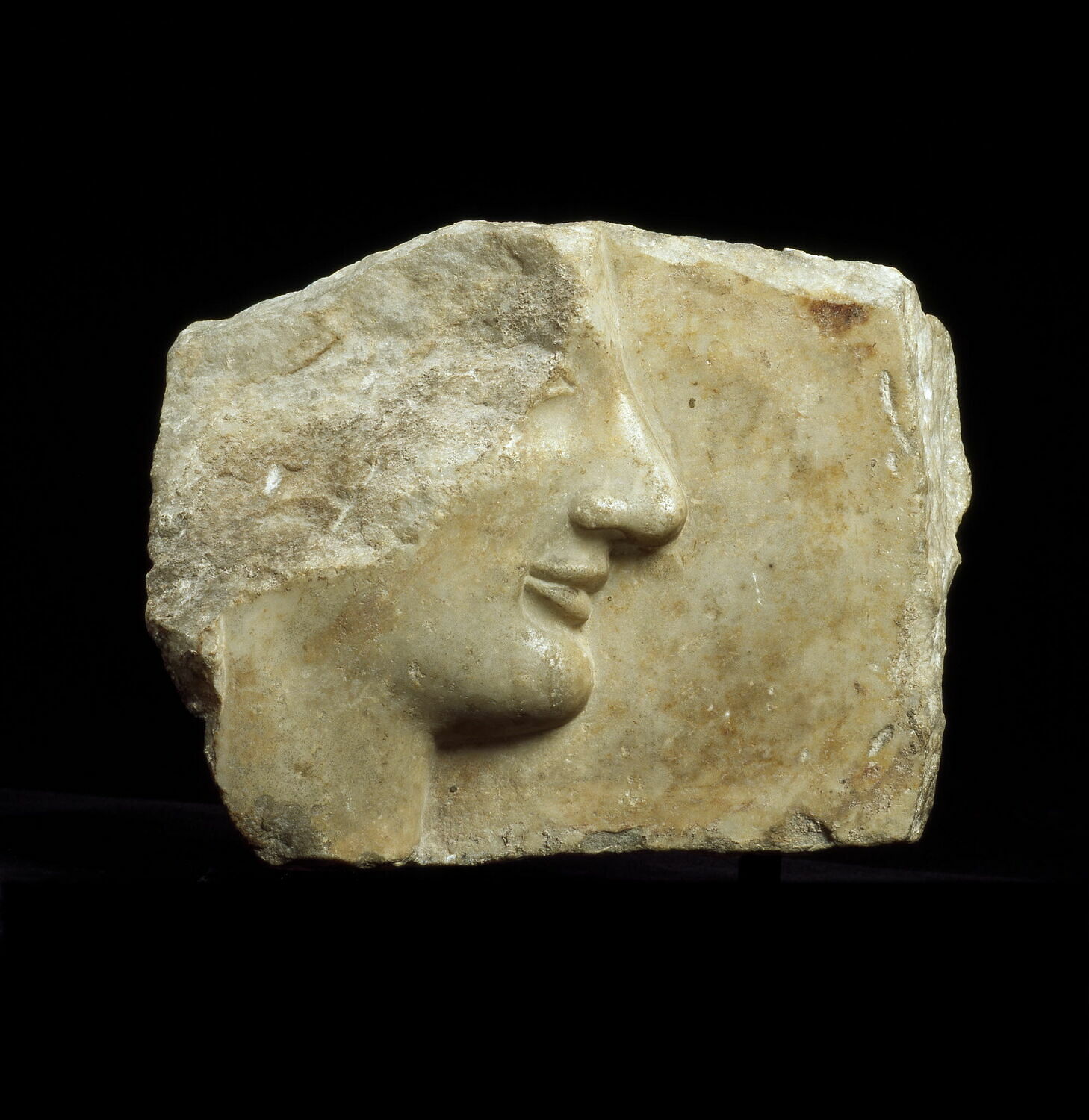 Fragment de stèle funéraire, visage masculin, archaïque

Date de création/fabrication : 4e quart VIe s. av. J.-C. (fin) (vers -510)