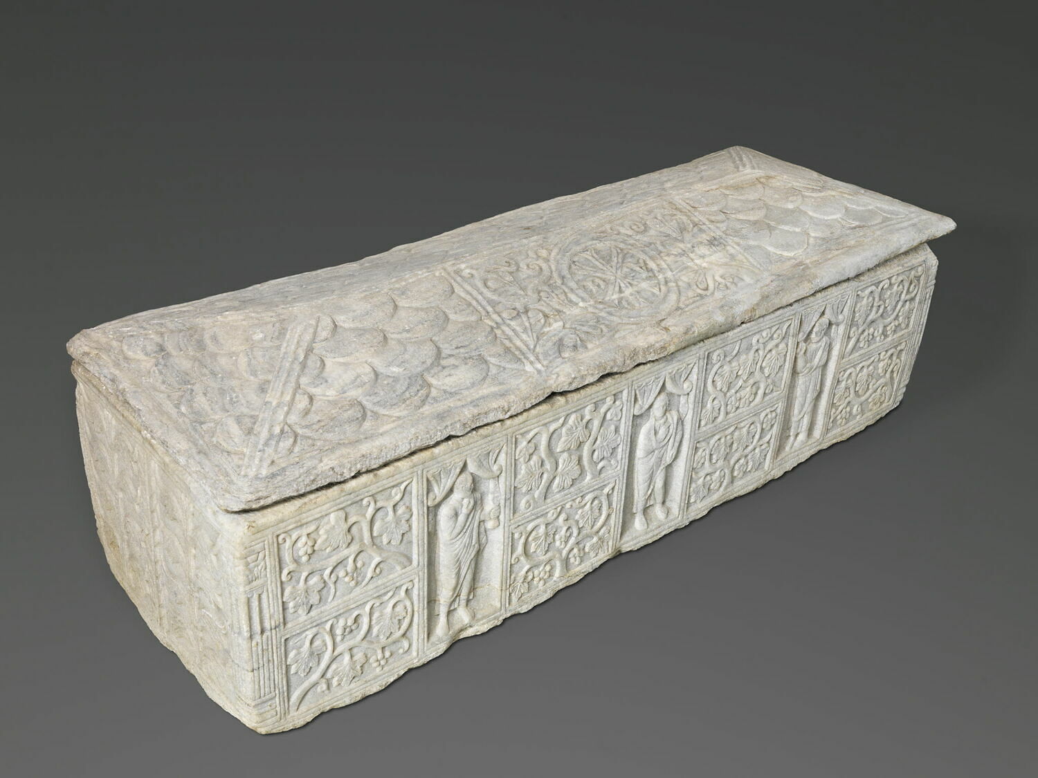 sarcophage ; couvercle de sarcophage, antiquité tardive ; chrétien

Date de création/fabrication : 2e moitié Ve s. ap. J.-C. ; 2e moitié VIe s. ap. J.-C. (2e moitié ve s. ap. J.-C. d'après Christern-Briesenick ; 2e moitié VIe s. ap. J.-C. d'après Baratte et Metzger) (vers 450 - 550)