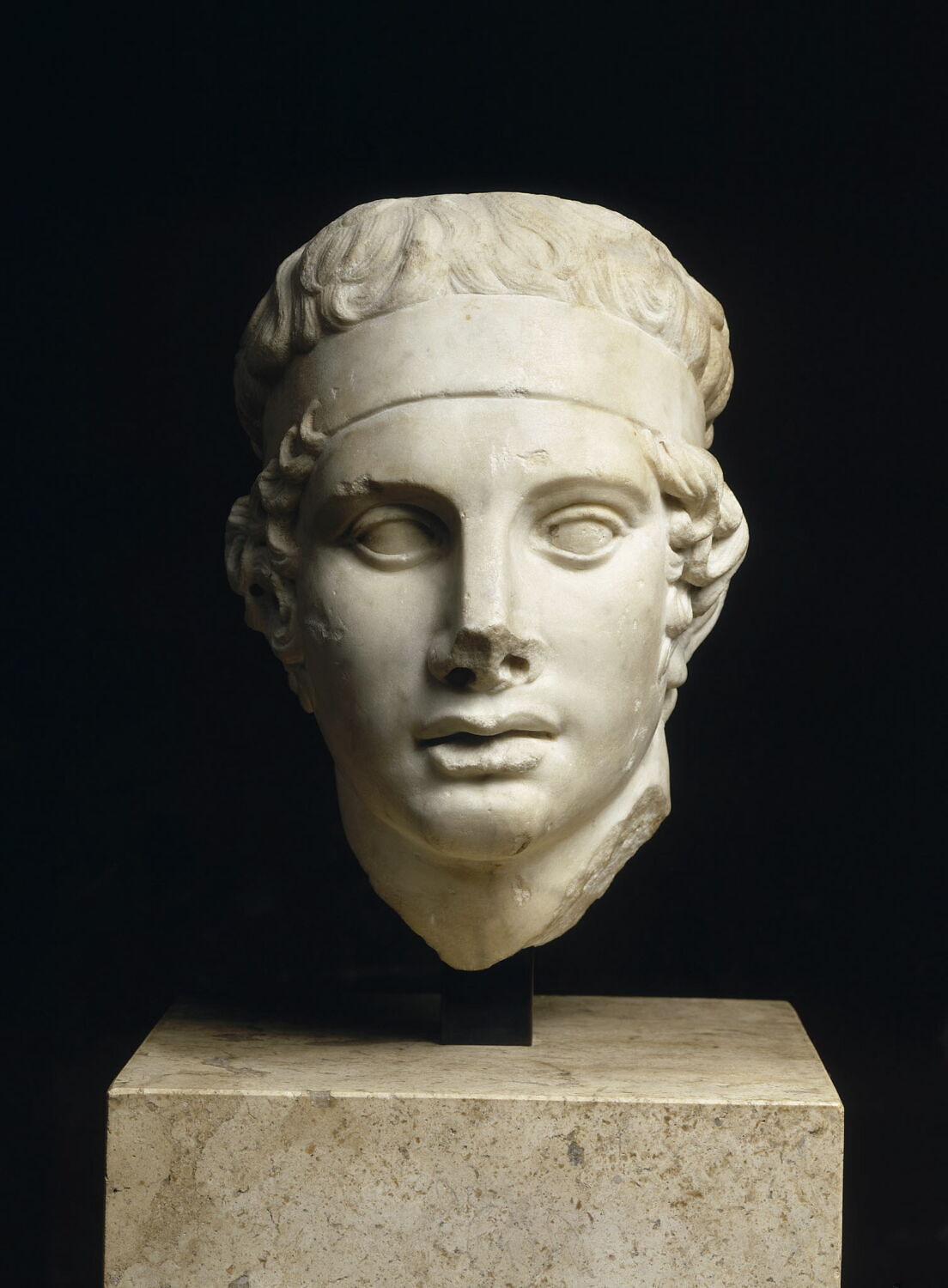 statue, romain impérial

Date de création/fabrication : 2e quart IIe s. ap. J.-C. (début de l'époque d'Antonin d'après Kreikenbom ; fin) (125 - 150)
