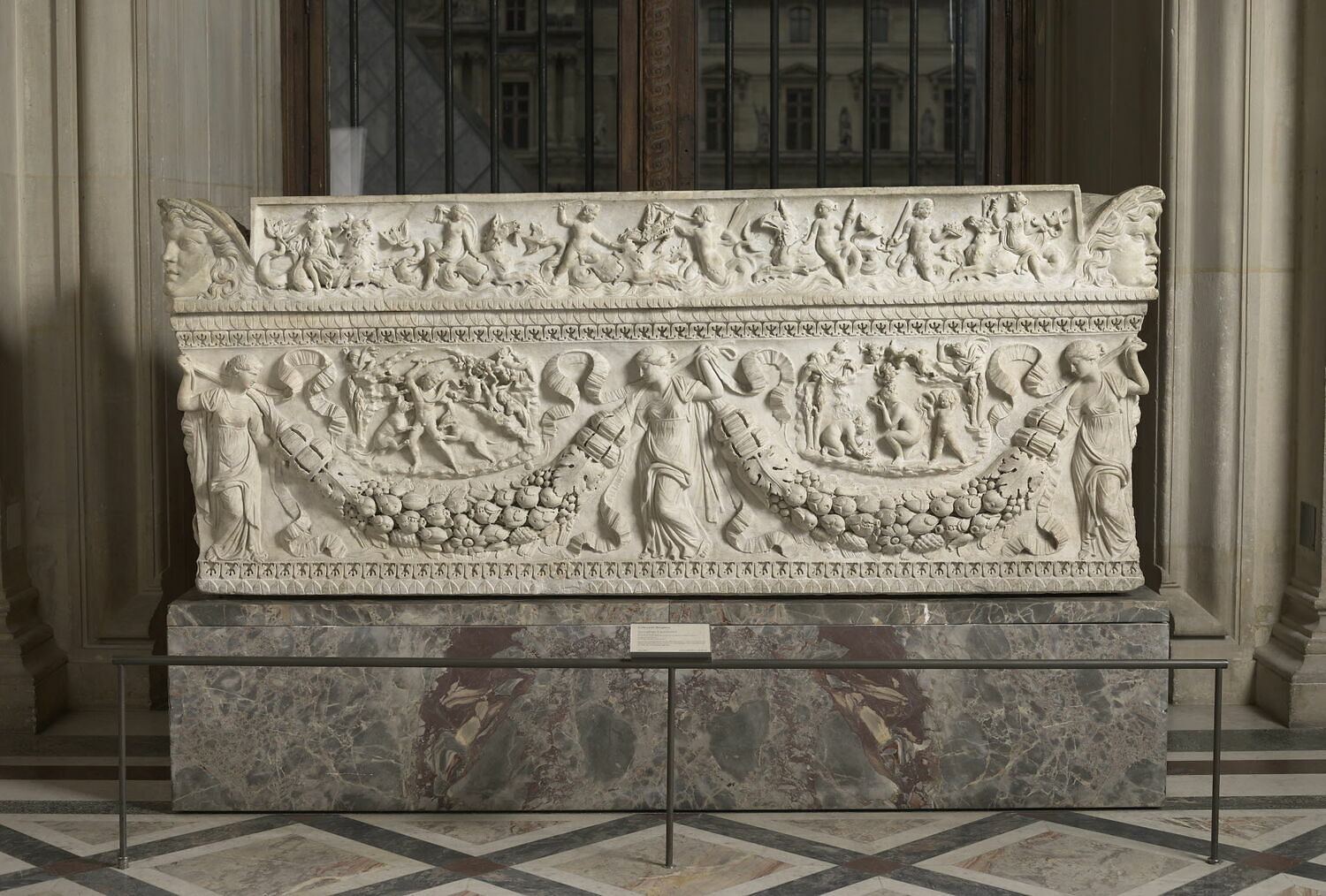sarcophage ; couvercle de sarcophage, romain impérial

Date de création/fabrication : 2e quart IIe s. ap. J.-C. (debut) (125 - 130)