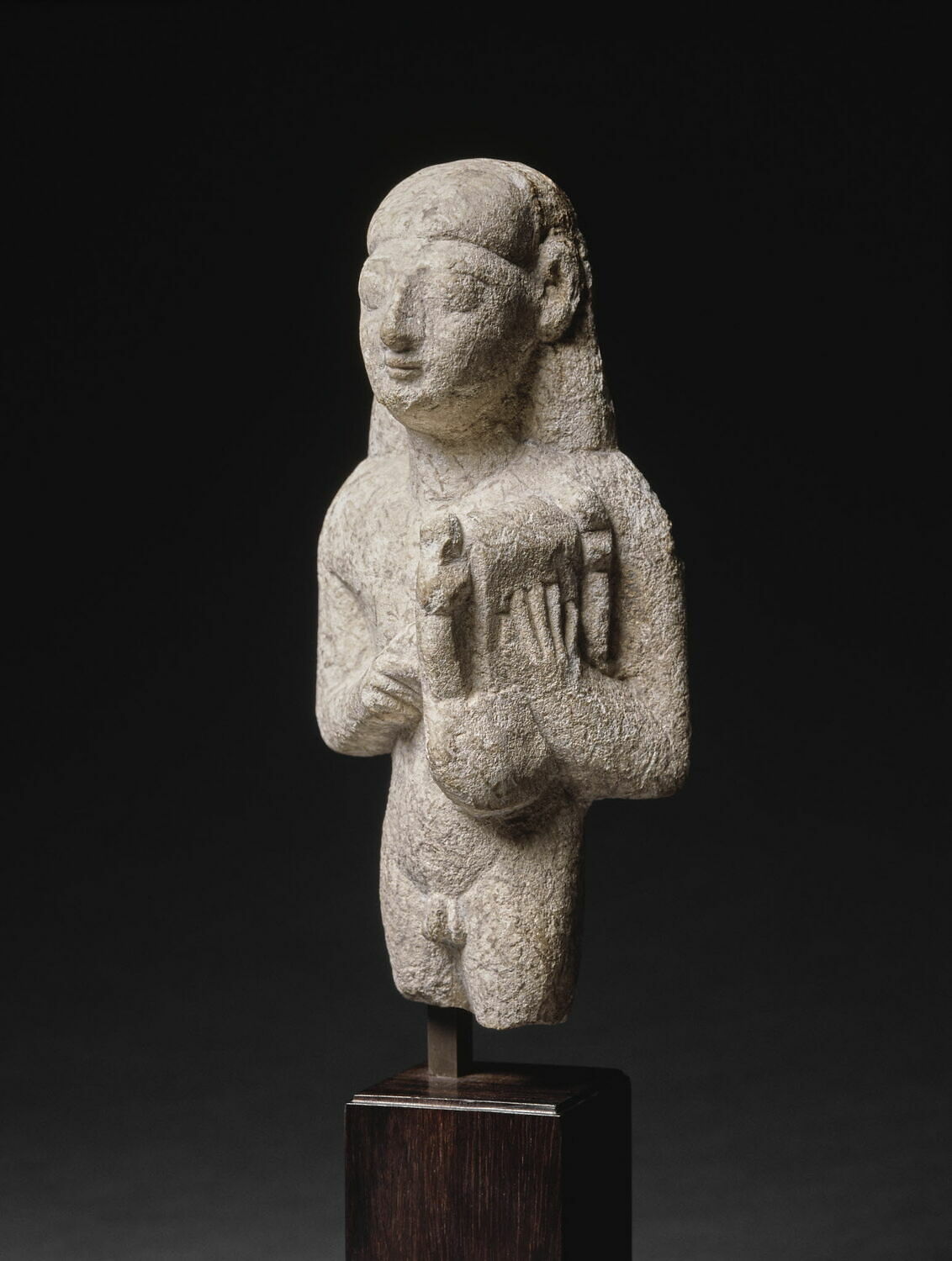 statuette, archaïque ; style ionien

Date de création/fabrication : 1e quart VIe s. av. J.-C. (vers -600 - -580)