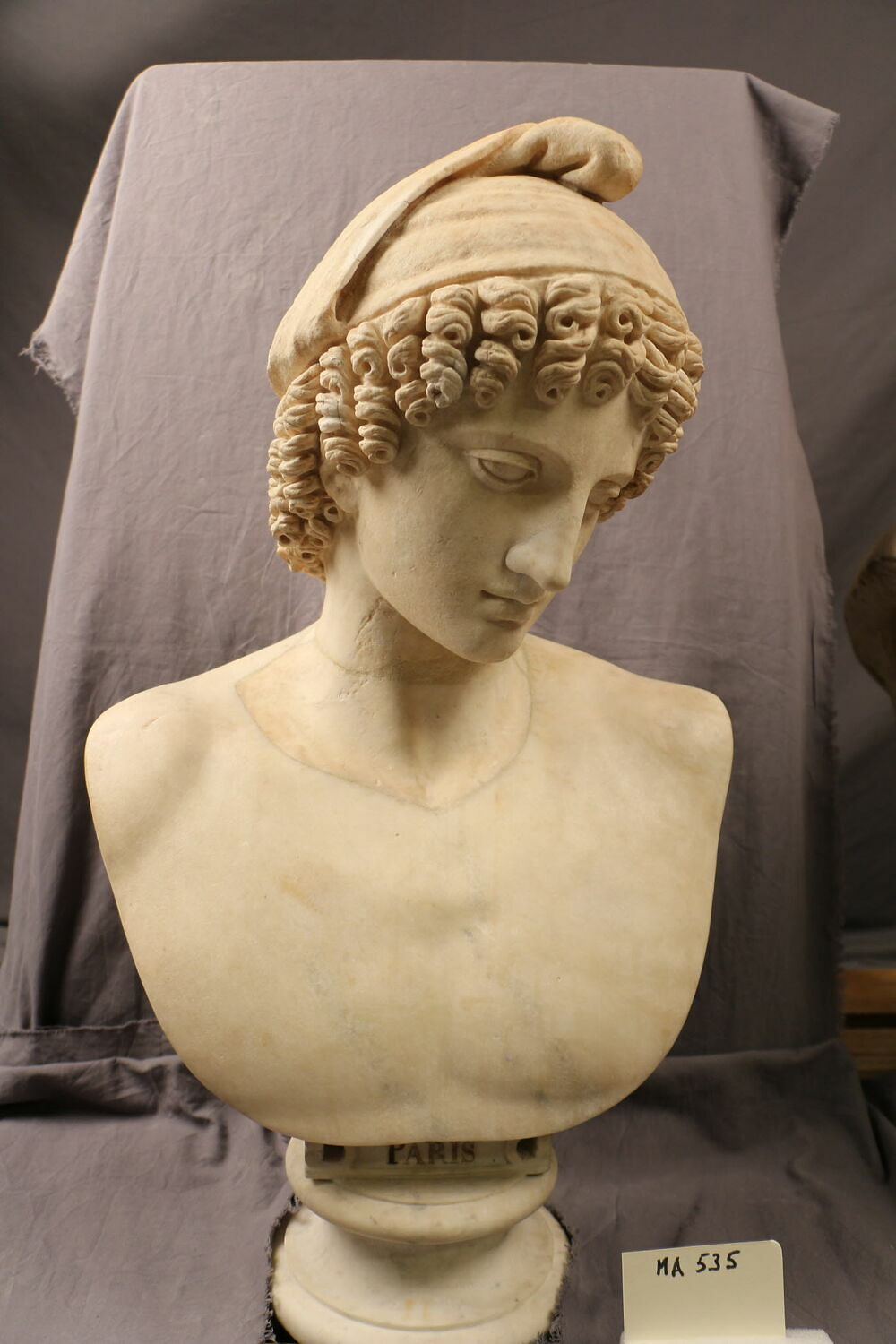 statue, romain impérial

Date de création/fabrication : 1e moitié IIe s. ap. J.-C. (?) (100 - 150)
