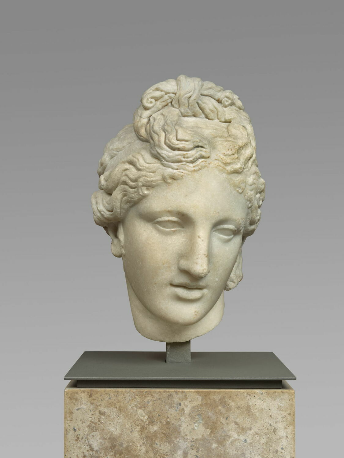 Tête d'Aphrodite du type du Capitole, romain impérial

Date de création/fabrication : IIe s. ap. J.-C. (100 - 200)