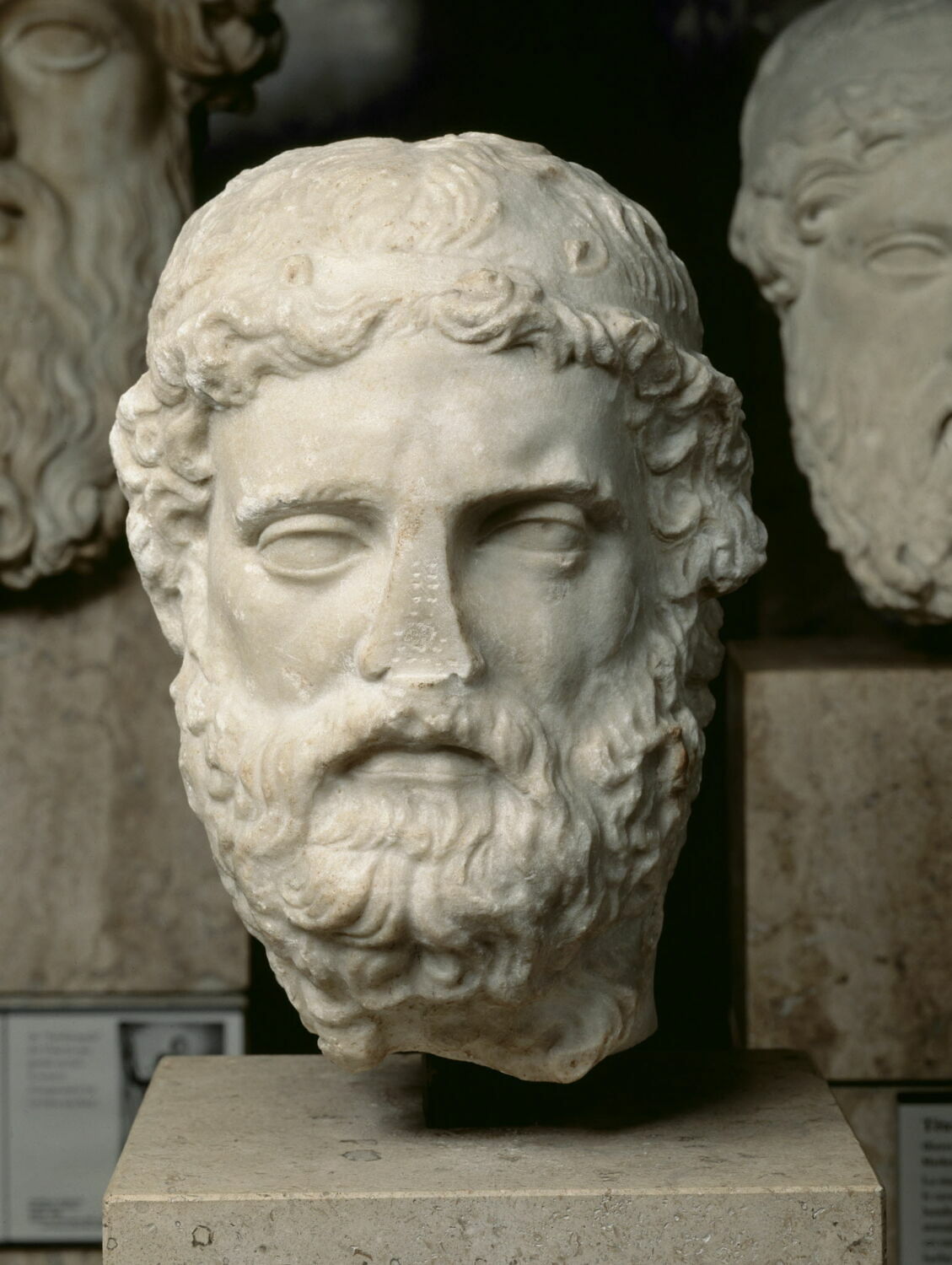 statue, romain impérial

Date de création/fabrication : 2e moitié IIe s. ap. J.-C. (?) ; IIIe s. ap. J.-C. (?) (IIe s. d'après Frel et Voutiras ; IIIe s. d'après Lauter) (vers 100 - 300)