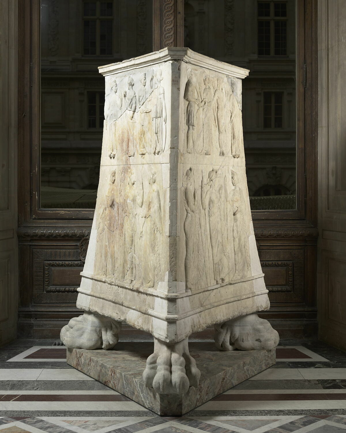 Autel des douze dieux-Autel Borghèse, romain impérial ; style archaïsant

Date de création/fabrication : 1e moitié IIe s. ap. J.-C. (époque d'Hadrien d'après Zagdoun) (100 - 150)