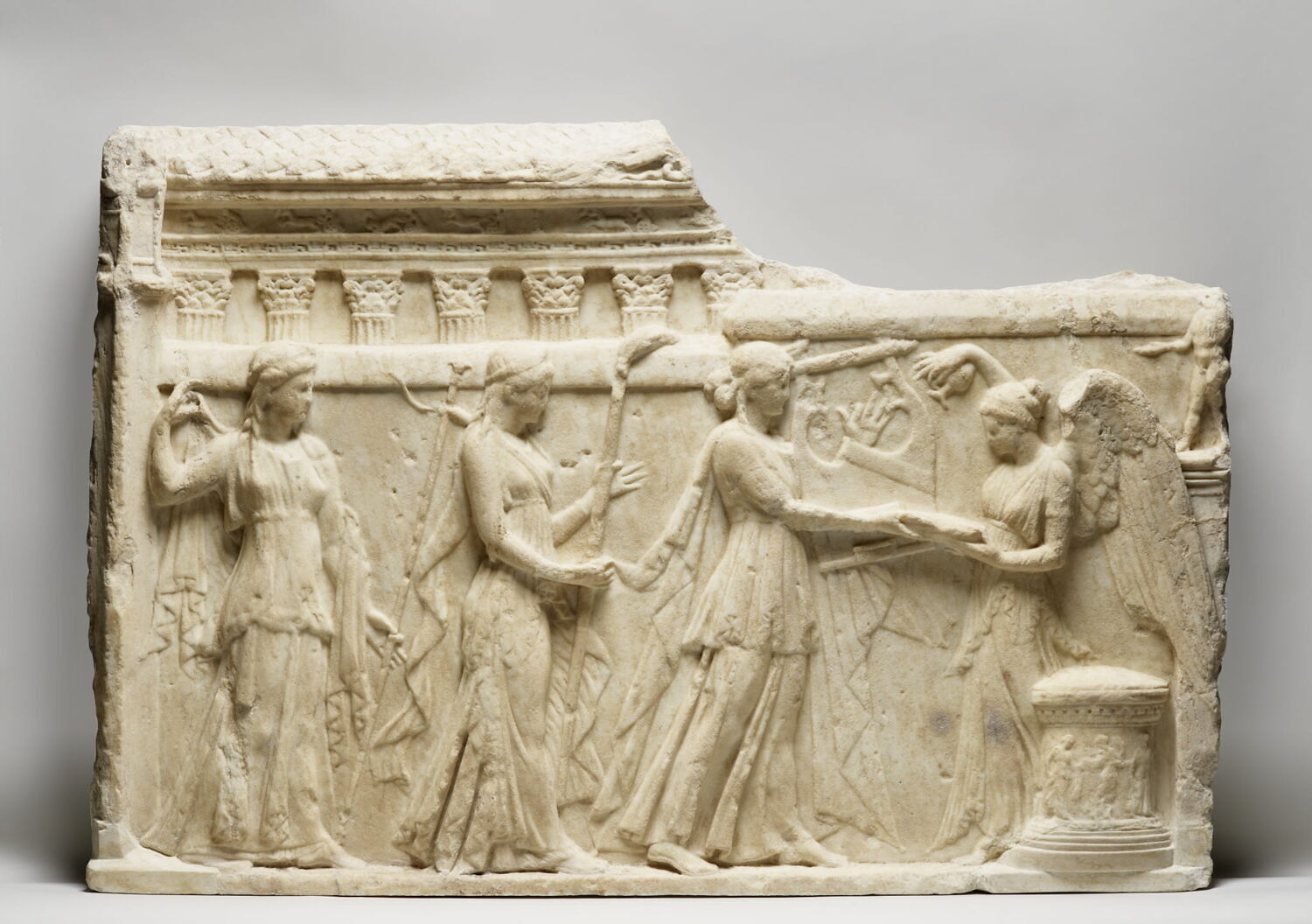 relief, romain impérial ; style archaïsant

Date de création/fabrication : IIe s. ap. J.-C. (100 - 200)