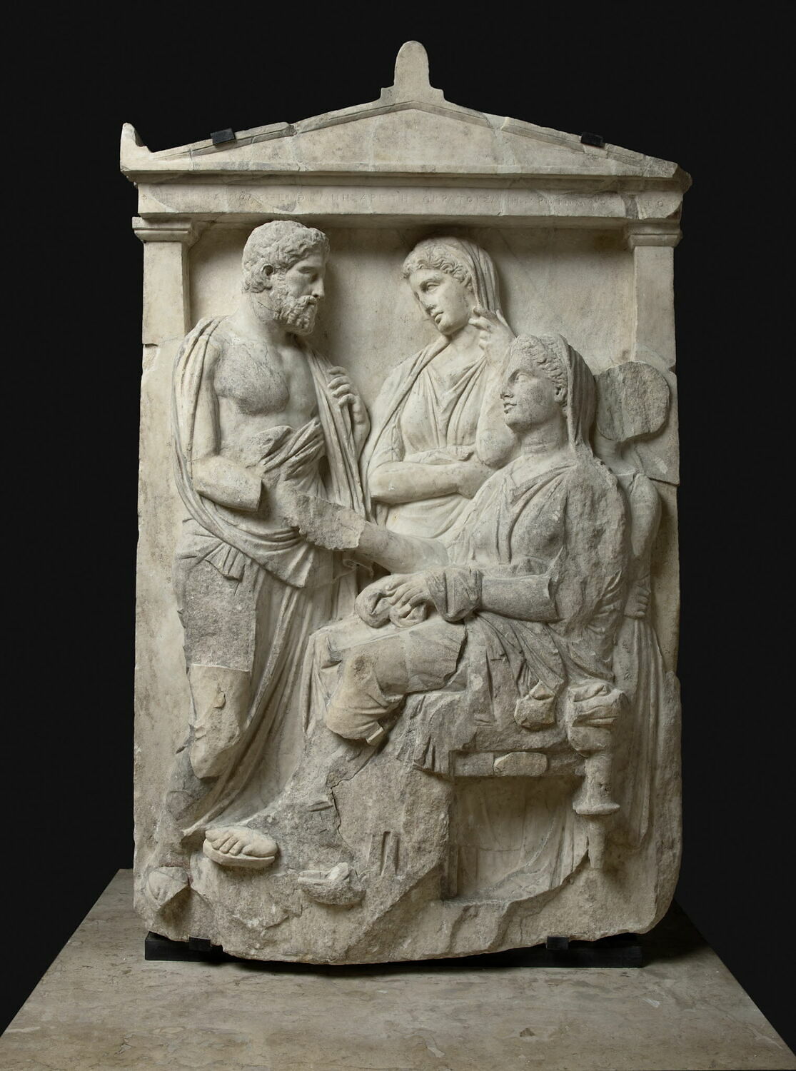 stèle funéraire, classique

Date de création/fabrication : 2e quart IVe s. av. J.-C. ; 3e quart IVe s. av. J.-C. (d'après Clairmont ; debut ; fin) (vers -350 - -325)