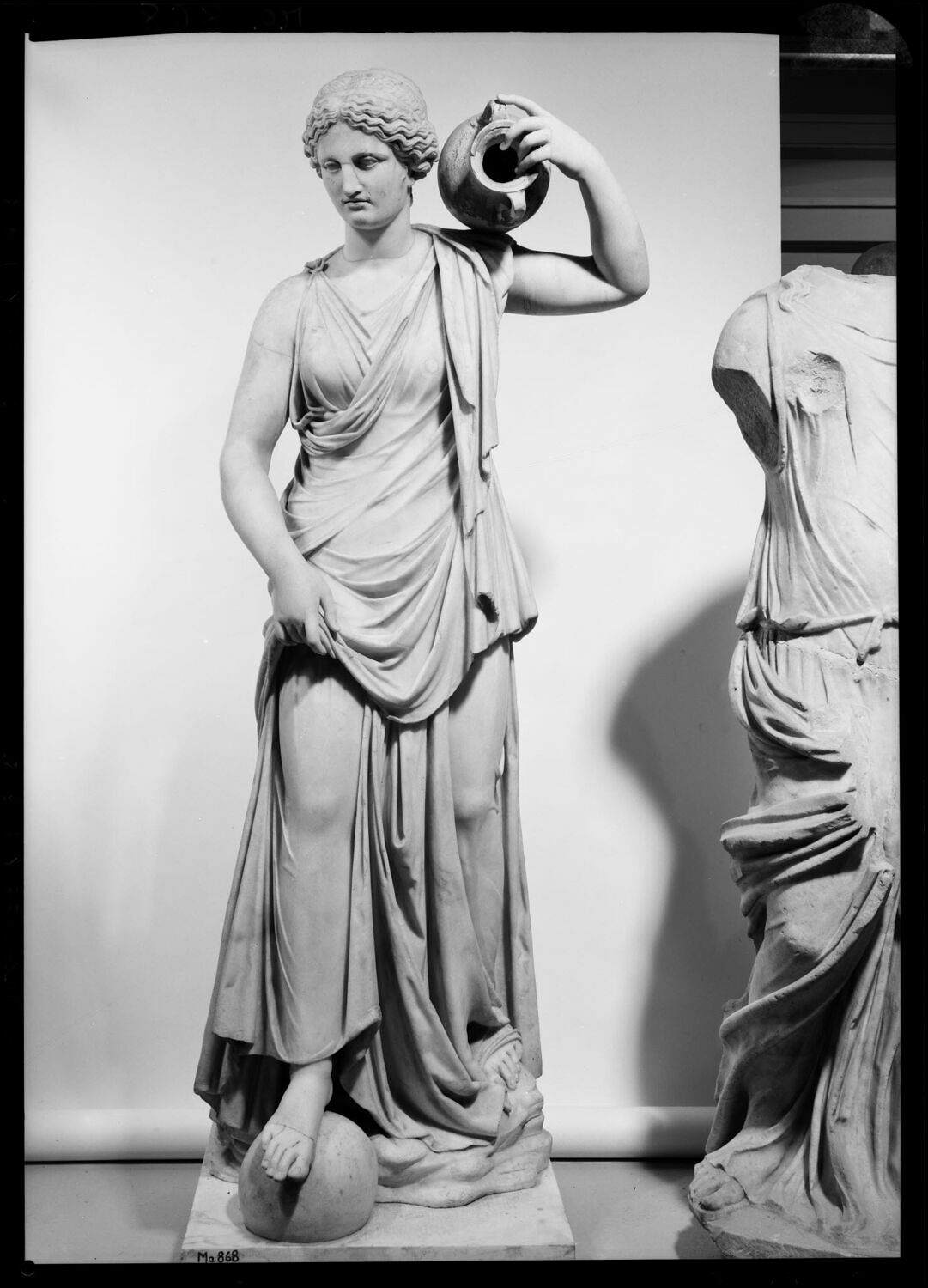 statue, romain impérial (?) ; époque moderne (?); époque contemporaine (?)

 (authenticité douteuse)
