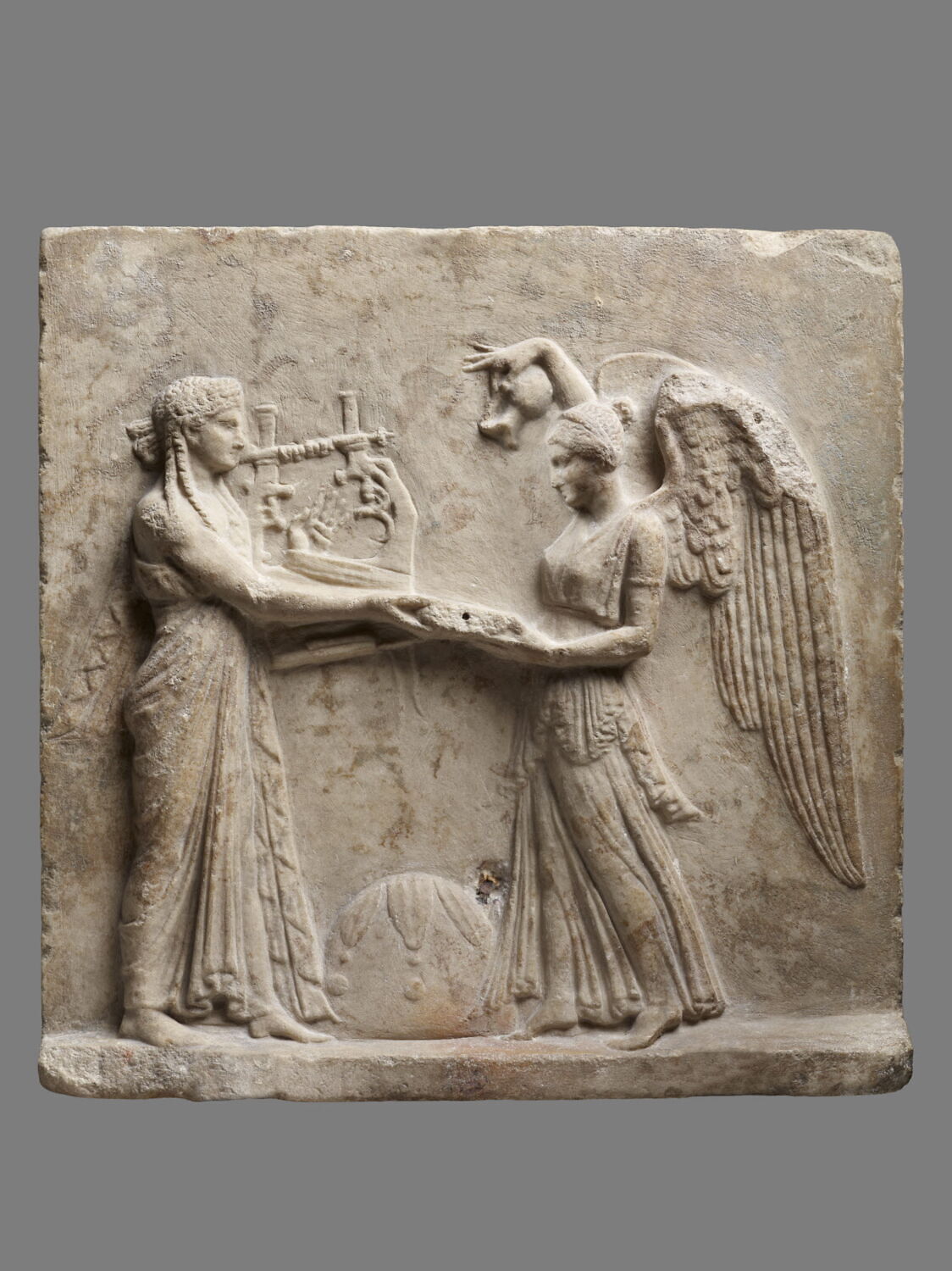 relief, romain impérial ; style archaïsant

Date de création/fabrication : 1e quart Ie s. av. J.-C. (?) (époque augustéenne) (-100 - -75)