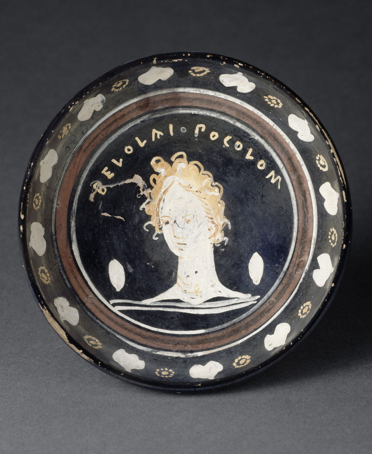 Coupe à décor surpeint ornée d'un buste de femme
