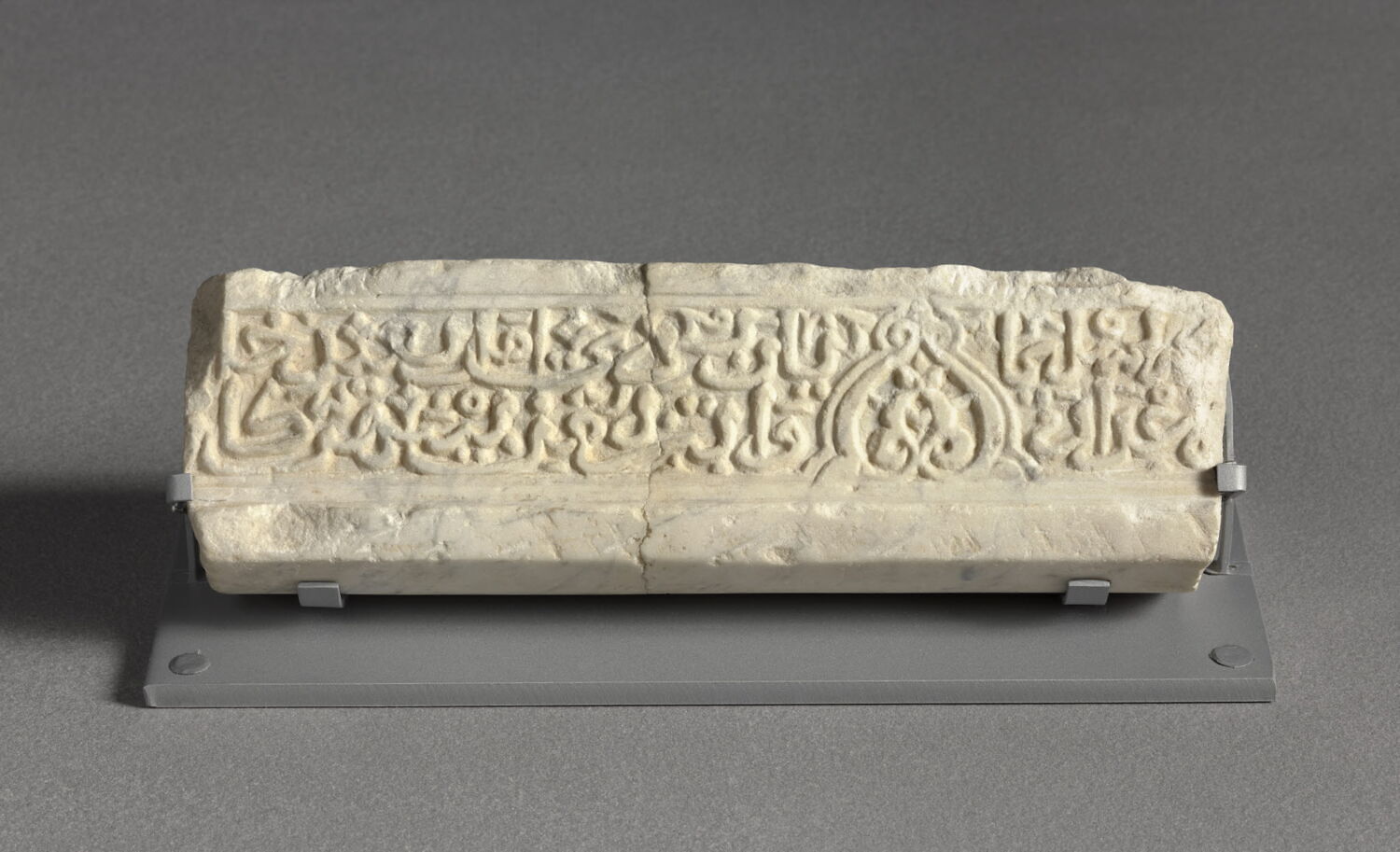 marqueur funéraire fragmentaire, XIIIe siècle ; XIVe siècle (1200 - 1400)